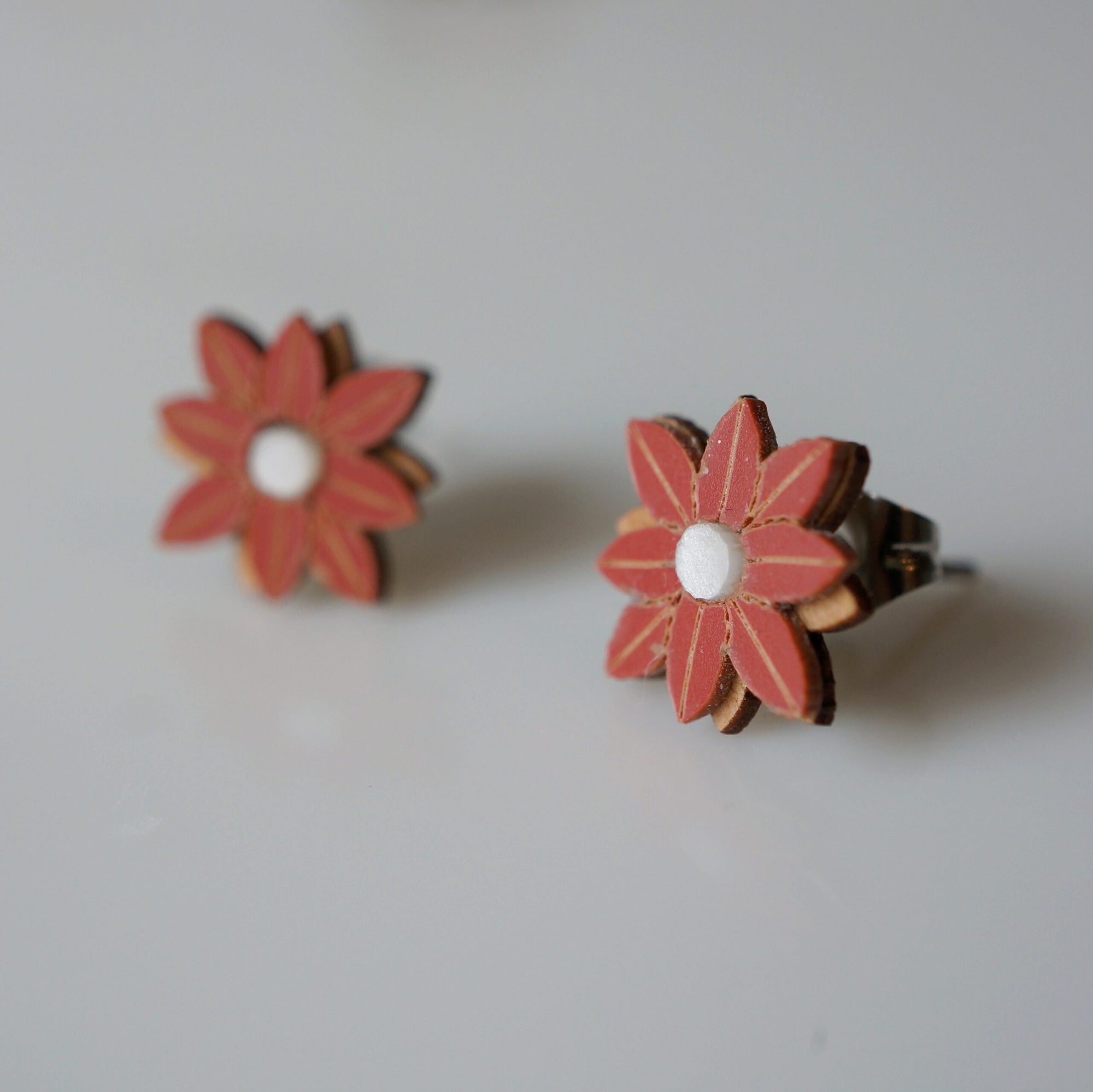 Puce d'oreille pour femme - fleur en bois et plexiglas rouge ~ Jill ~