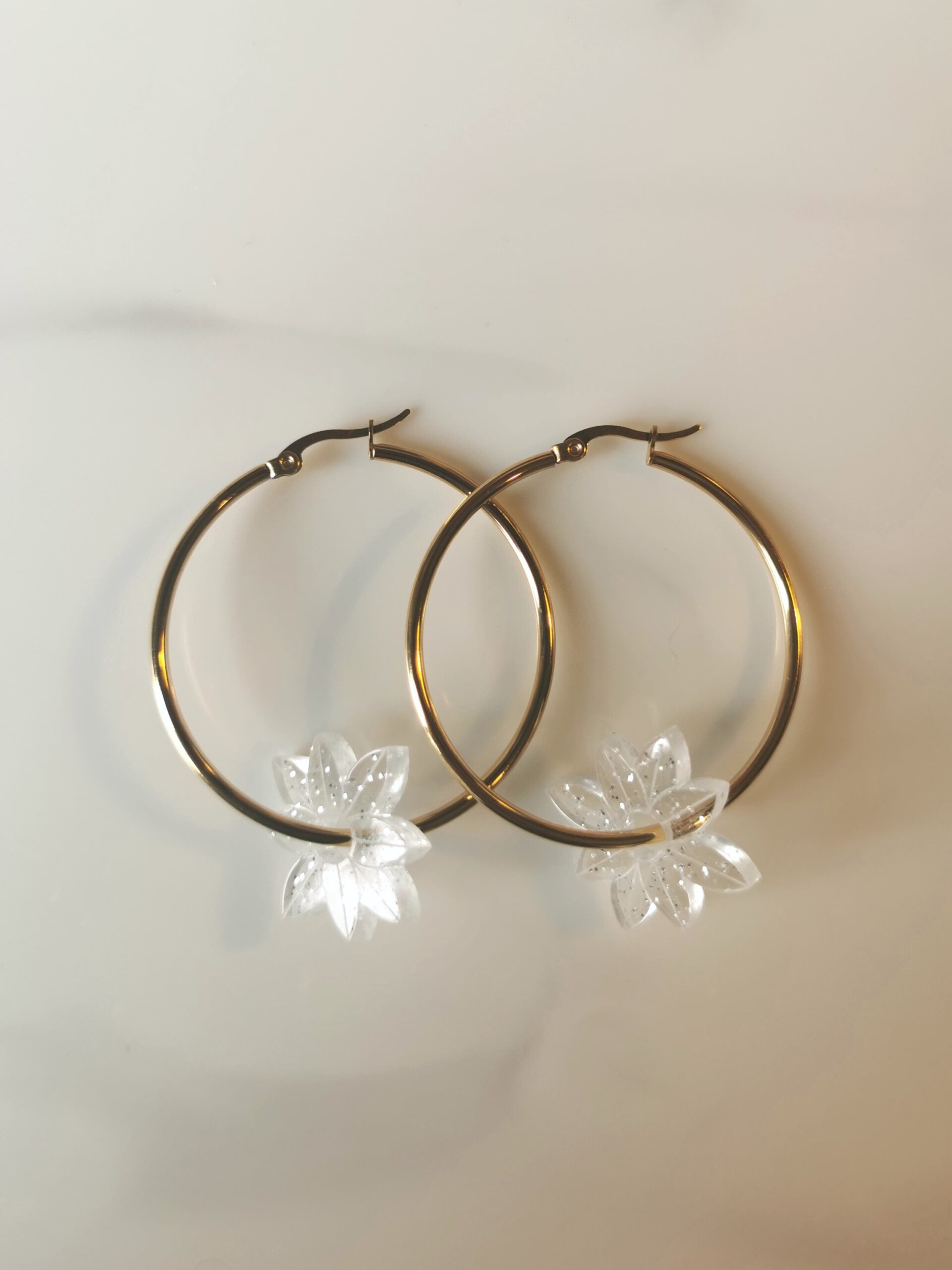 Maxi créoles femme fleur en plexiglas pailleté ~ Jill ~