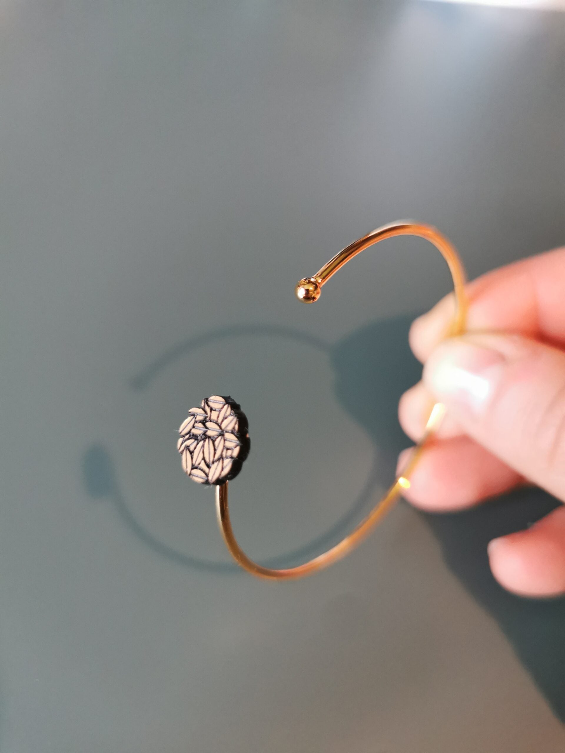 Bracelet femme jonc en plexiglas doré ~ Aloha ~