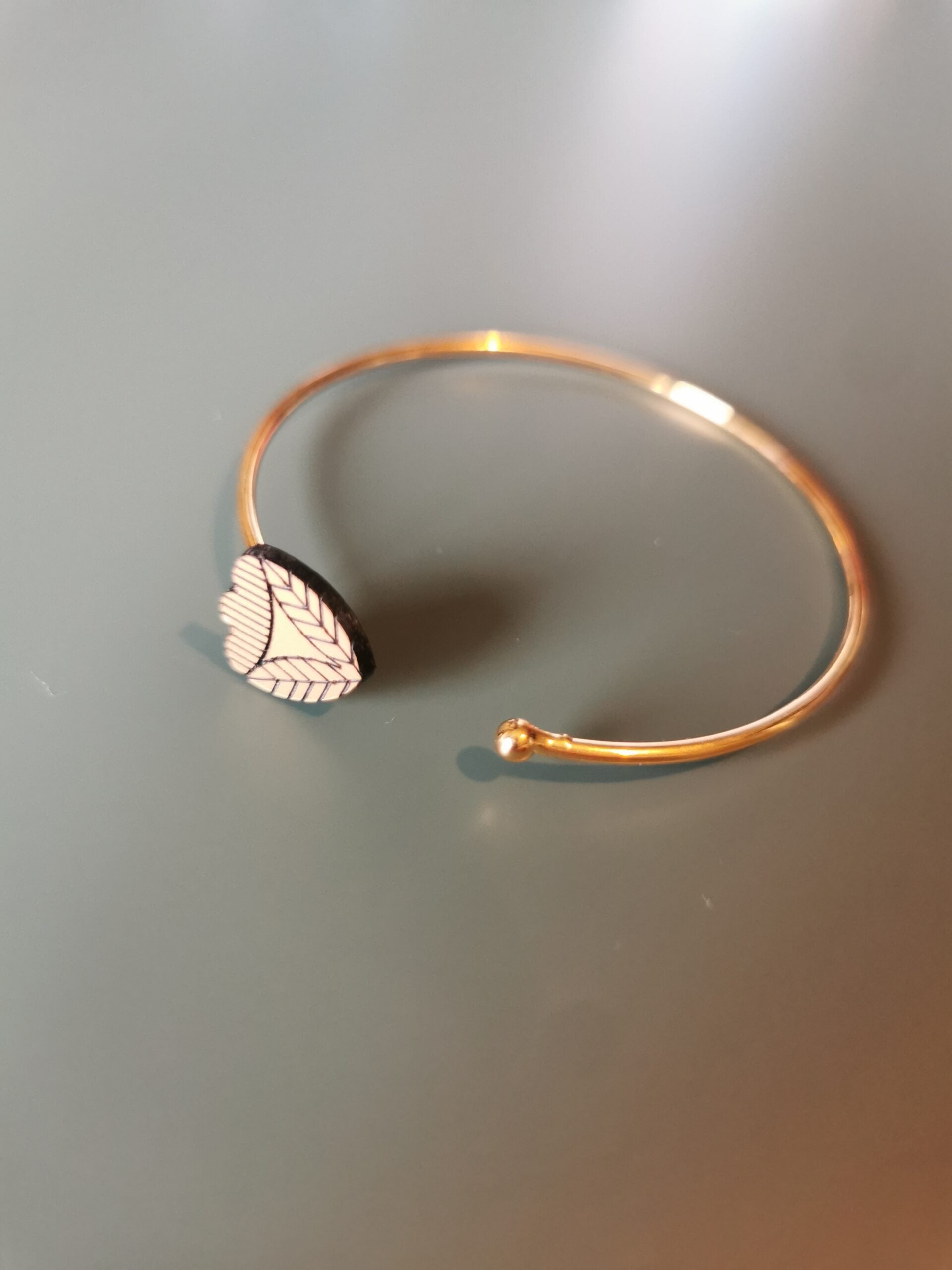 Bracelet femme jonc en plexiglas doré ~ Sarü ~