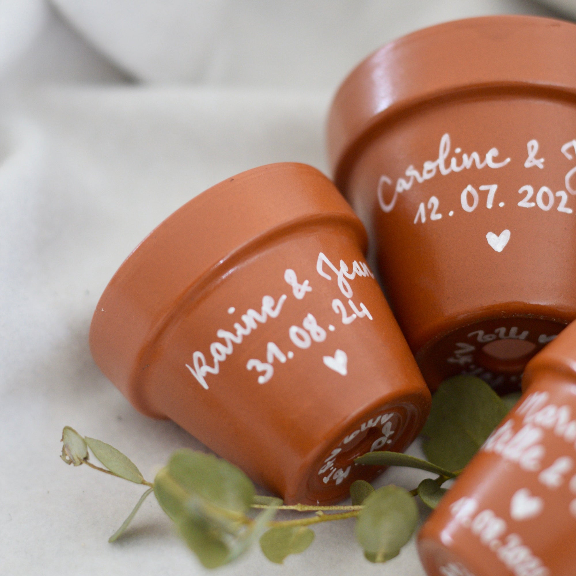 cadeau invité mariage, cadeaux invites mariage, deco de table mariage, cache pot terracotta, pot de fleur mariage terre cuite, marque place mariage, mariage terracotta, cadeau invité original, cadeaux invites, wedding gift, noms des mariés, date, mariage champetre, mariage rustique, mariage campagne fleurs, mariage bohème