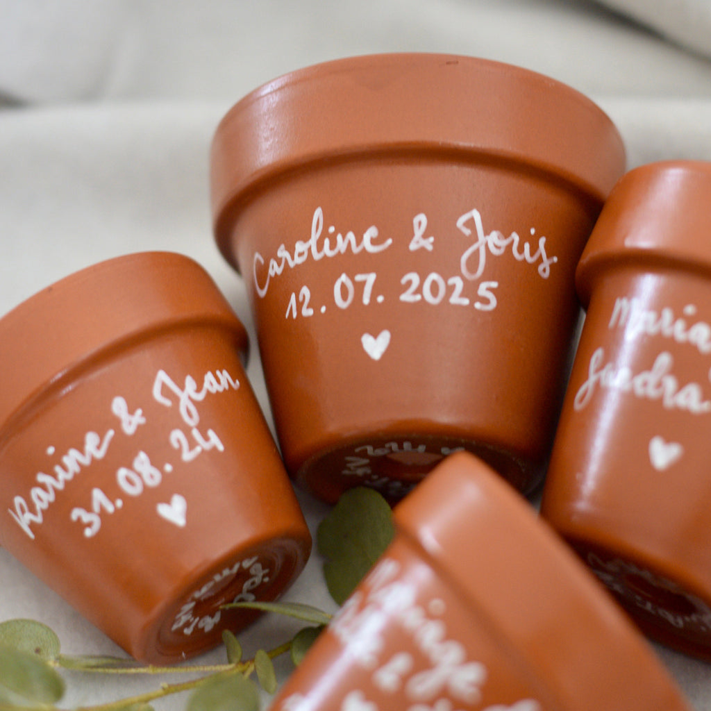 cadeau invité mariage, cadeaux invites mariage, deco de table mariage, cache pot terracotta, pot de fleur mariage terre cuite, marque place mariage, mariage terracotta, cadeau invité original, cadeaux invites, wedding gift, noms des mariés, date, mariage champetre, mariage rustique, mariage campagne fleurs, mariage bohème