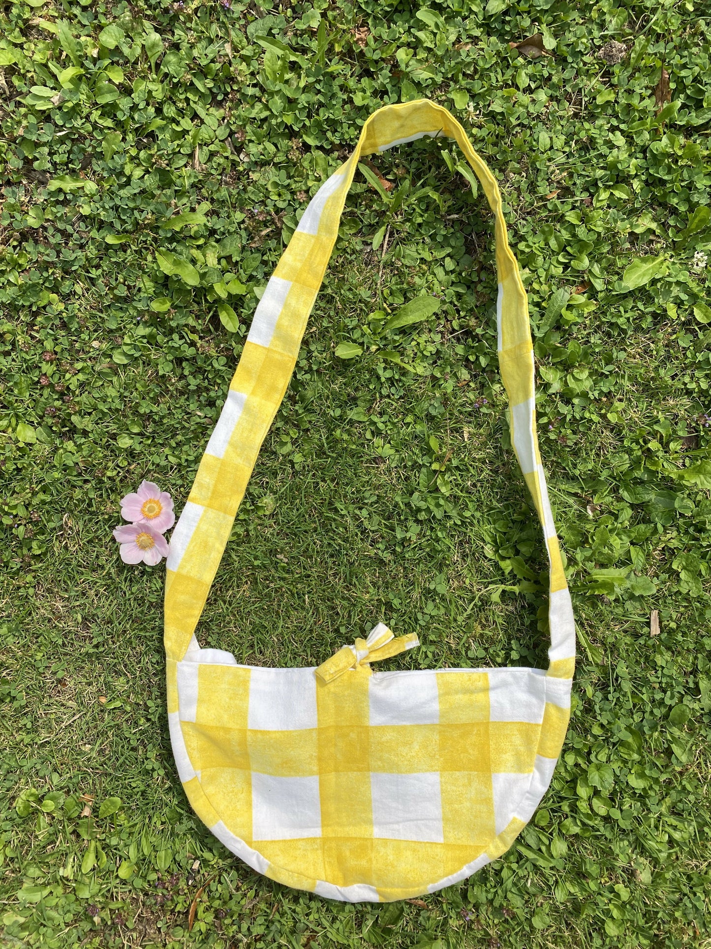 Everlasting Clothe Sac demi-lune upcyclé carreaux jaune et blanc 2