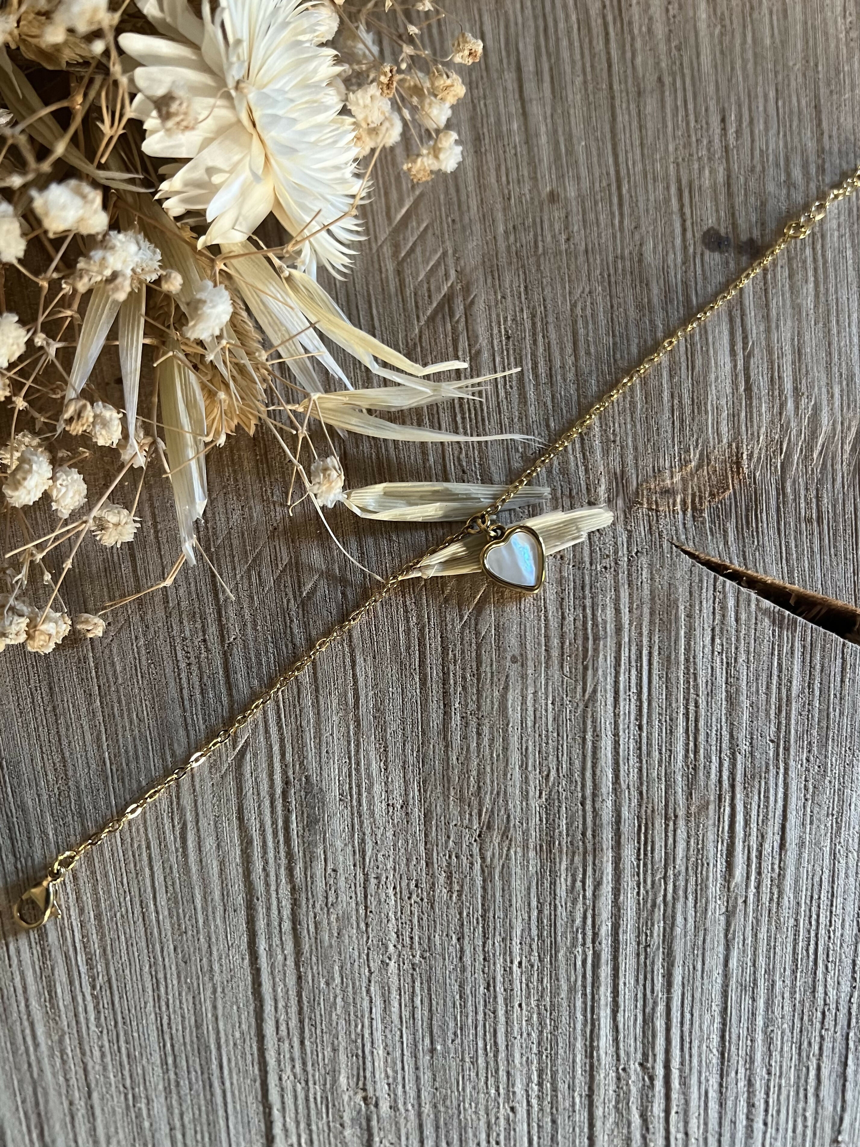 White natural mother-of-pearl heart bracelet