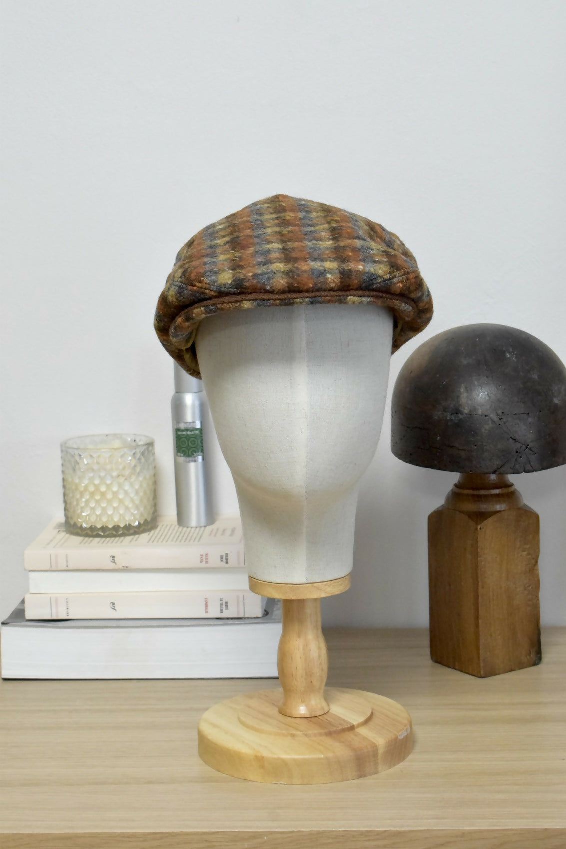 casquette-plate-laine-carreaux-marron-orange-homme-chic-ethique-artisanale-fait-main-tendance-upcycling-3