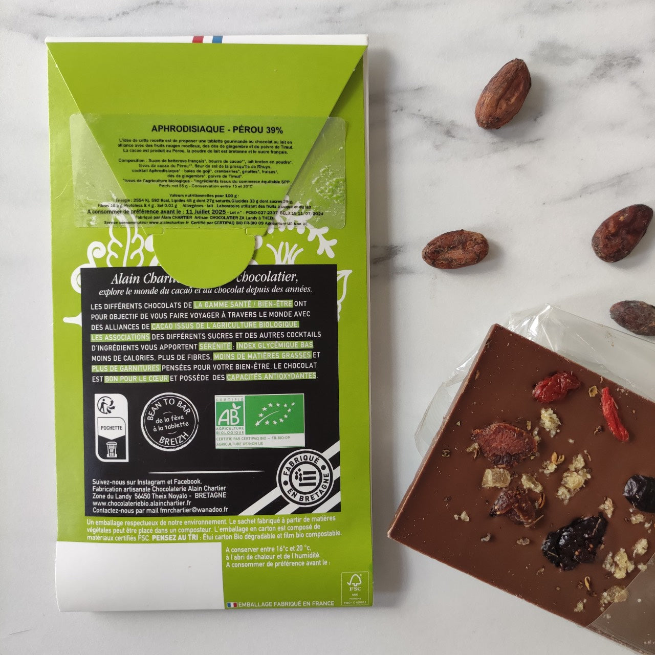 Informations sur la composition de cette tablette de chocolat au lait aphrodisiaque, réalisée par le meilleur ouvrier de France Alain Chartier. Ce chocolat au lait aphrodisiaque se compose de fruits rouges, de gingembre et de poivre. De quoi faire un excellent cadeau pour une amie. 