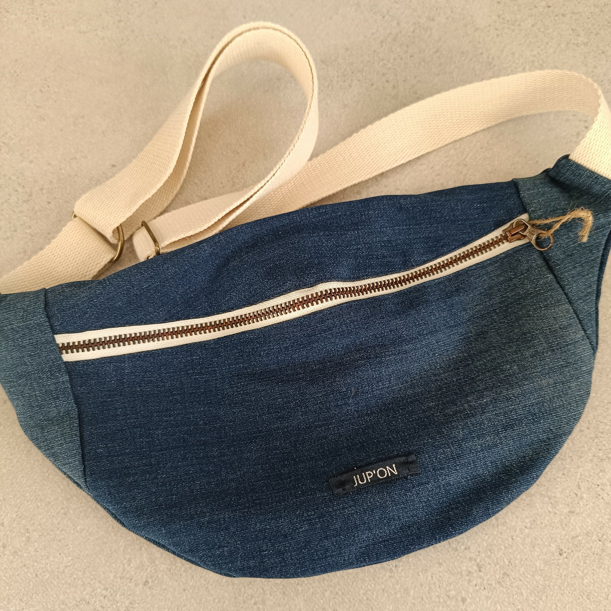 Sac banane Jeans recyclé_bleu. JUP'ON