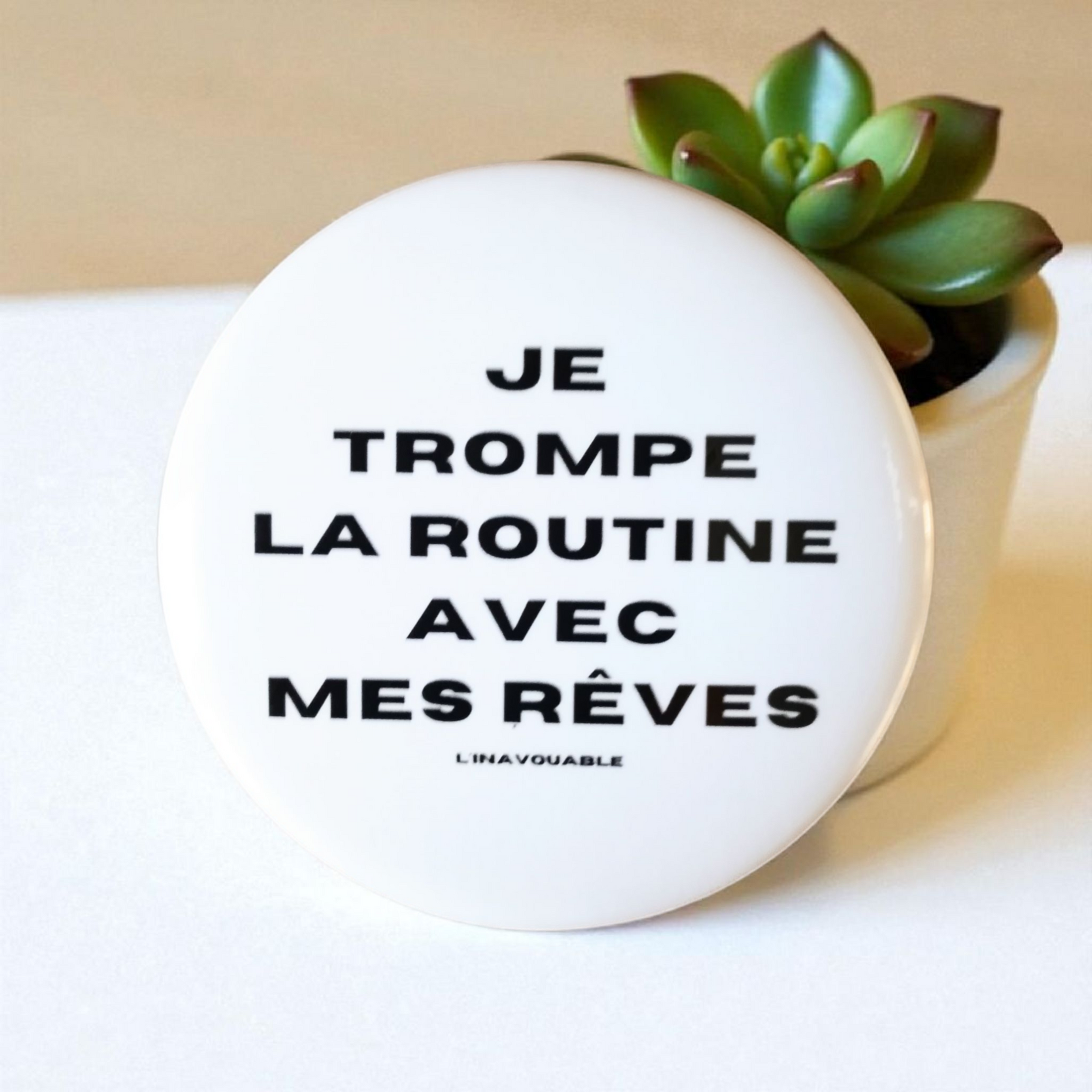 BADGE "JE TROMPE LA ROUTINE AVEC MES RÊVES"