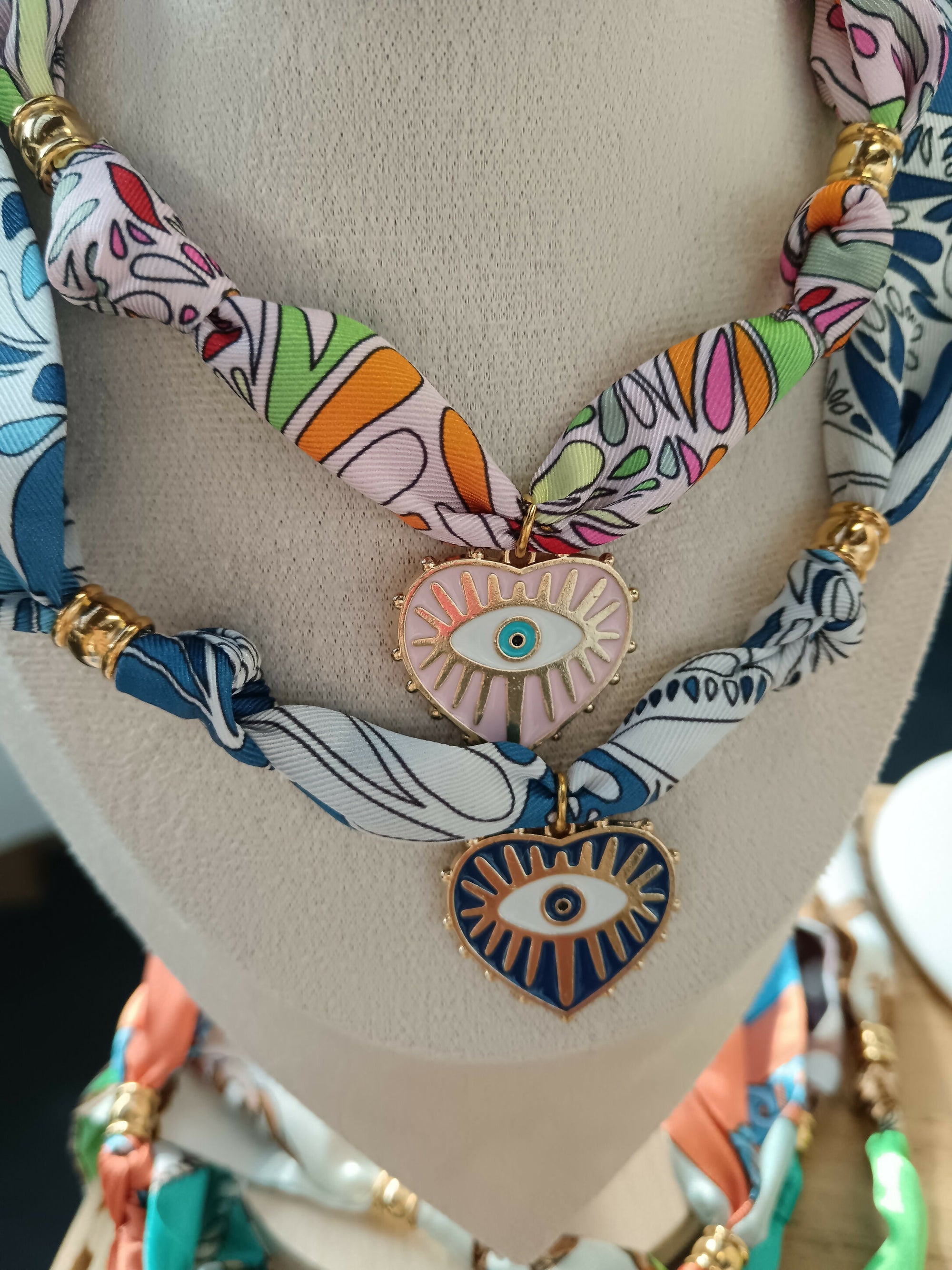 collier foulard rose et bleu