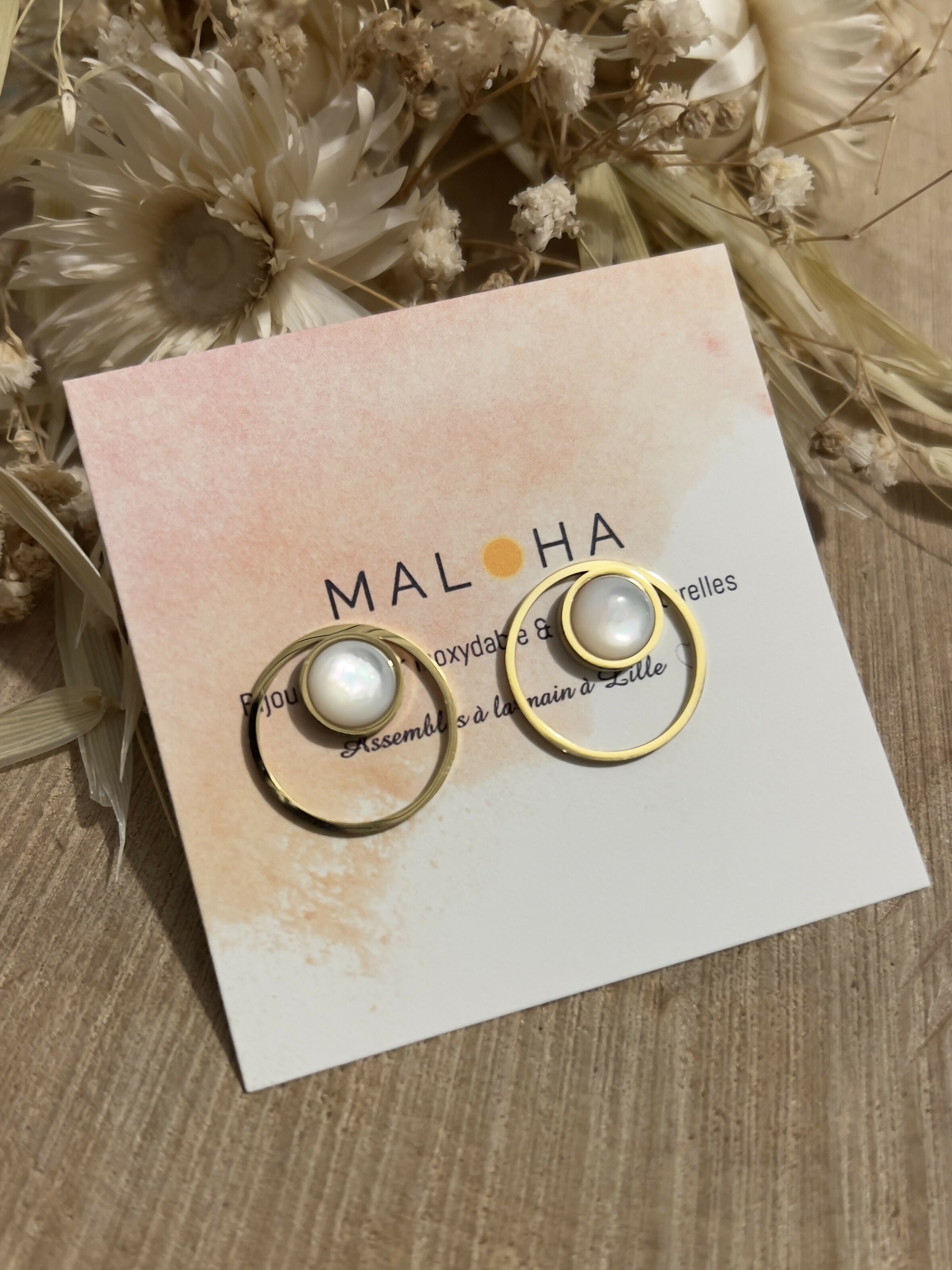 Natural mother-of-pearl stud earrings