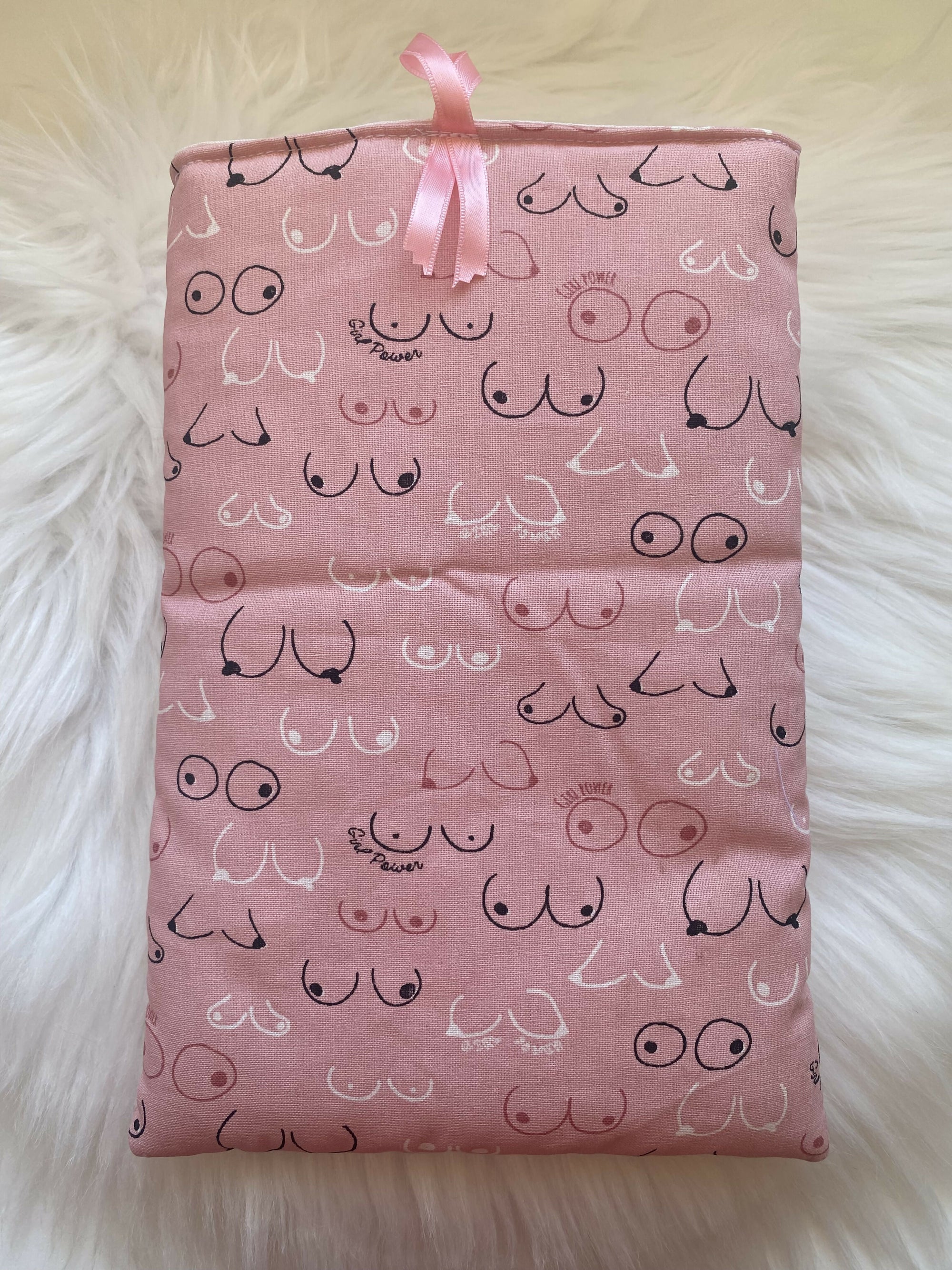 HOUSSE TISSU POUR LIVRE OCTOBRE ROSE 2,50€ reversés à MON BONNET ROSE