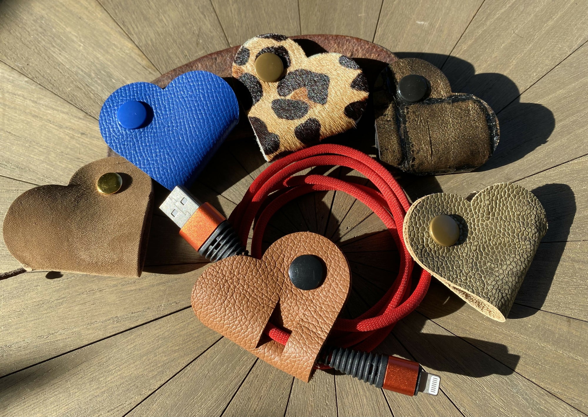 Attache câble en cuir