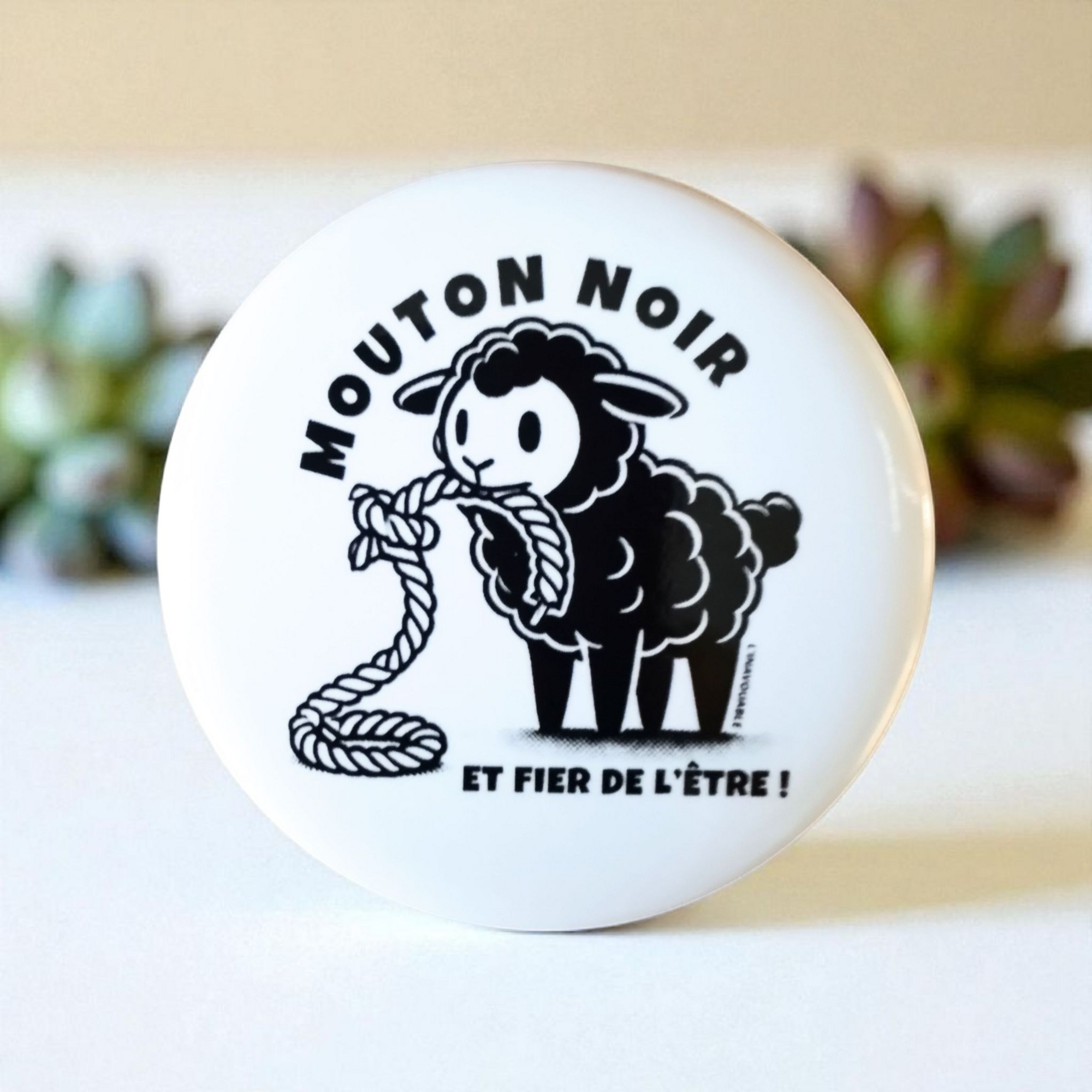 BADGE "MOUTON NOIR ET FIER DE L'ÊTRE !"