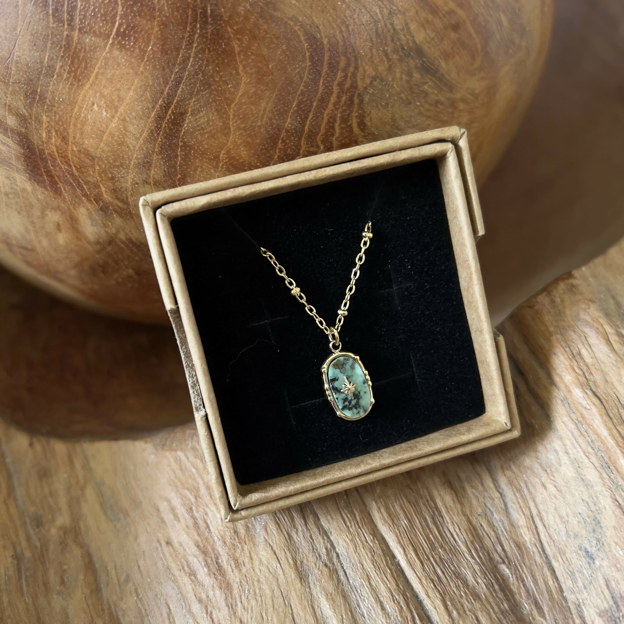 Collier ovale pierre naturelle verte