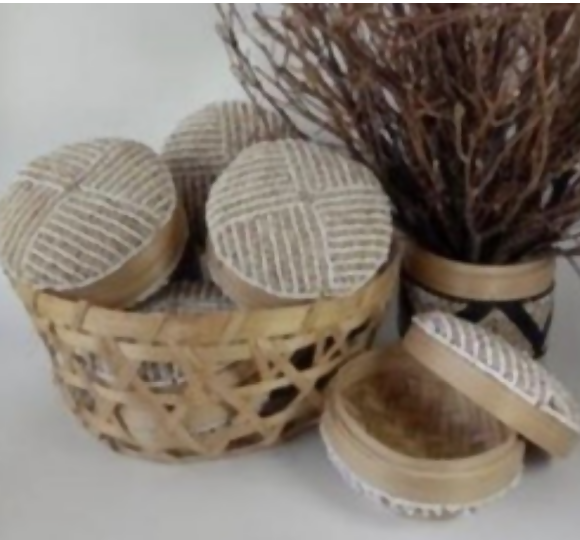 Boite ronde beige rayée blanc