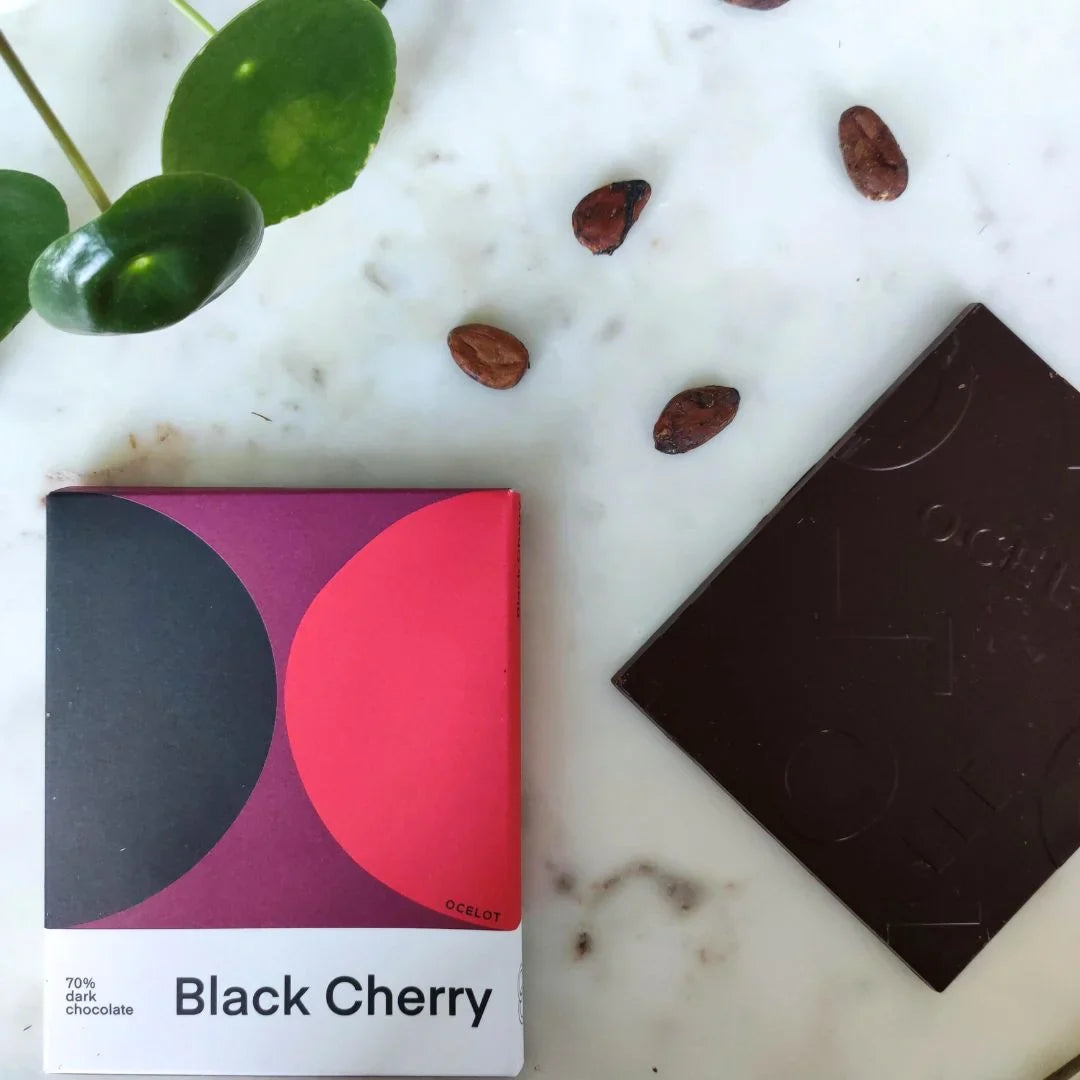 
Chocolat noir Ocelot, 70% cacao, cerise noire, Virunga, Congo, puissant, fumé, acidulé, gourmand, luxueux.