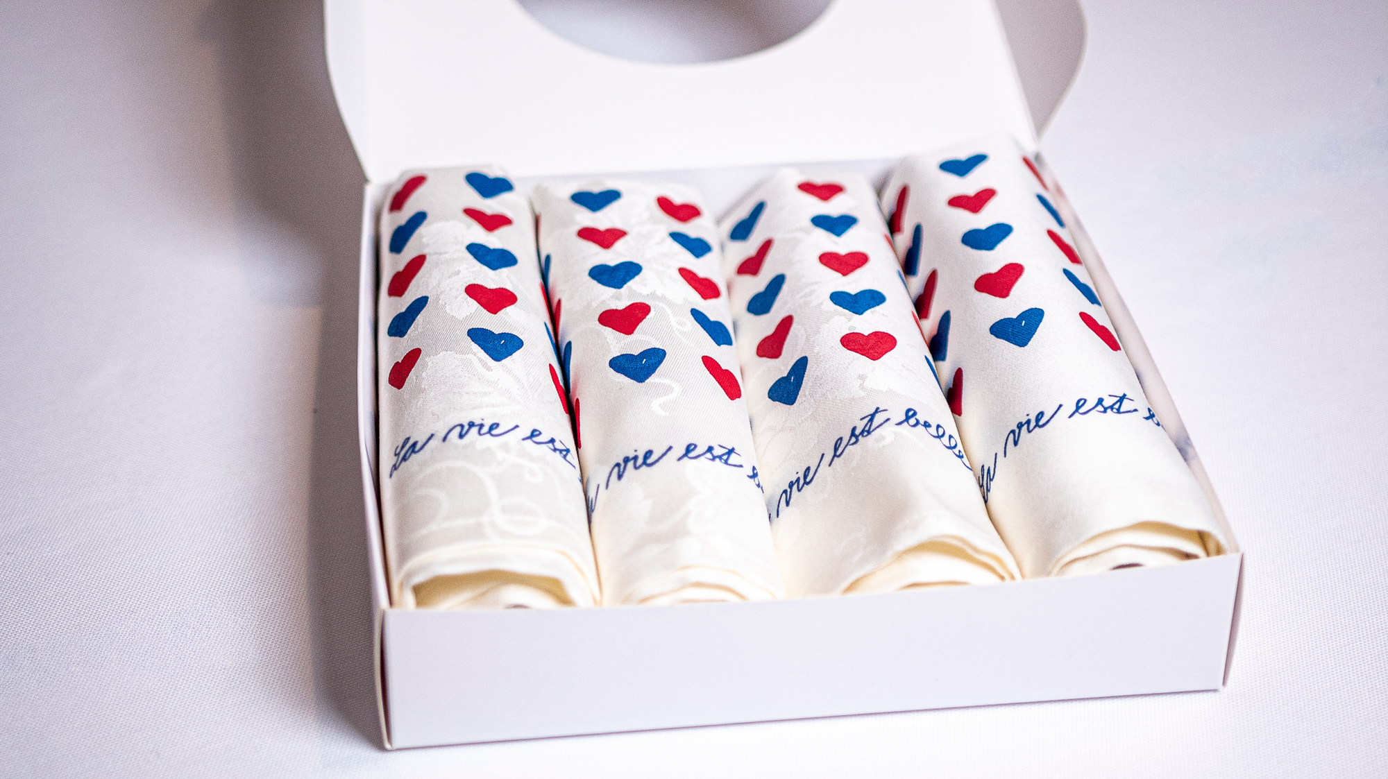 Coffret de 4 serviettes de table - La Serviette de Table - Linge de table - "La vie est belle"