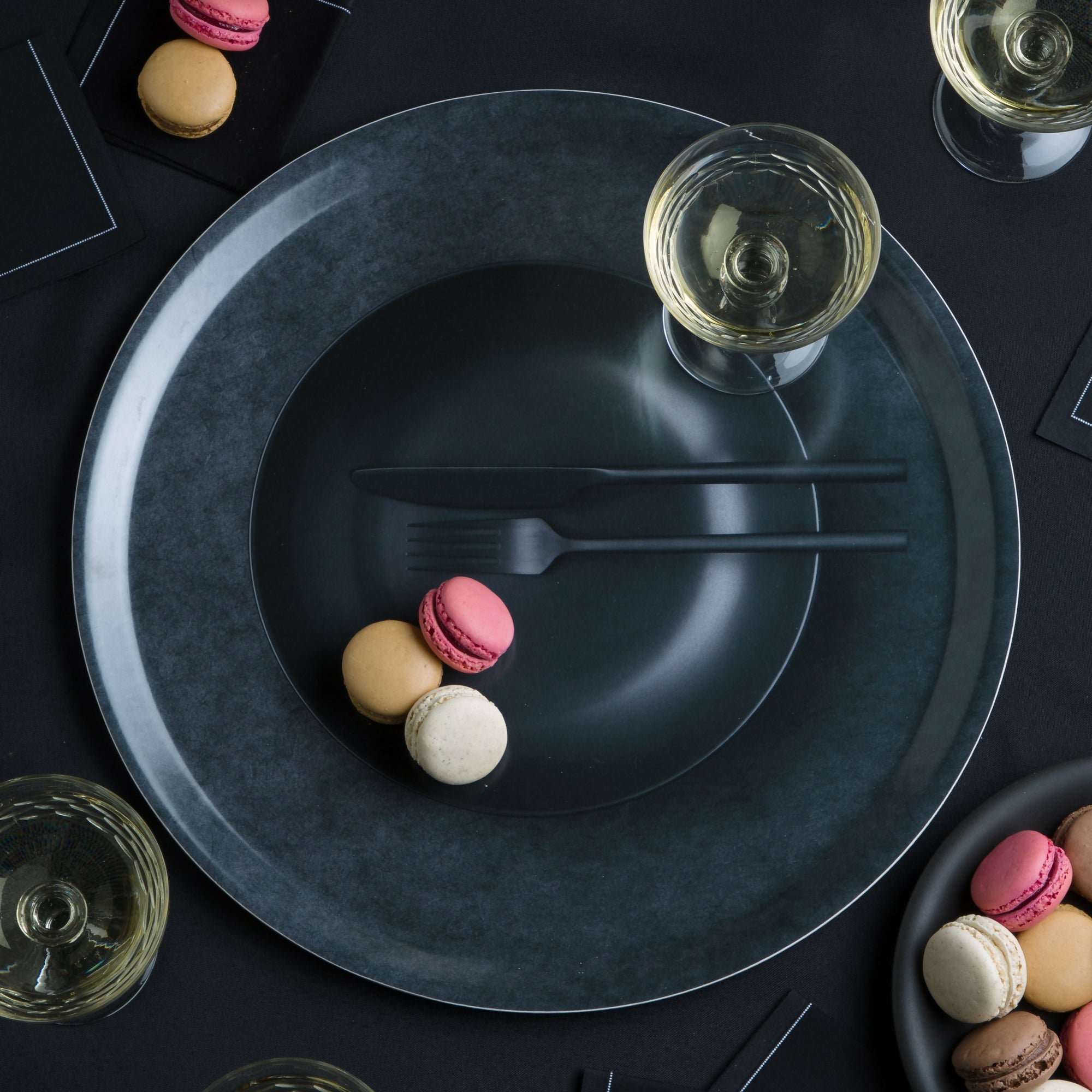 Assiette noire macaron