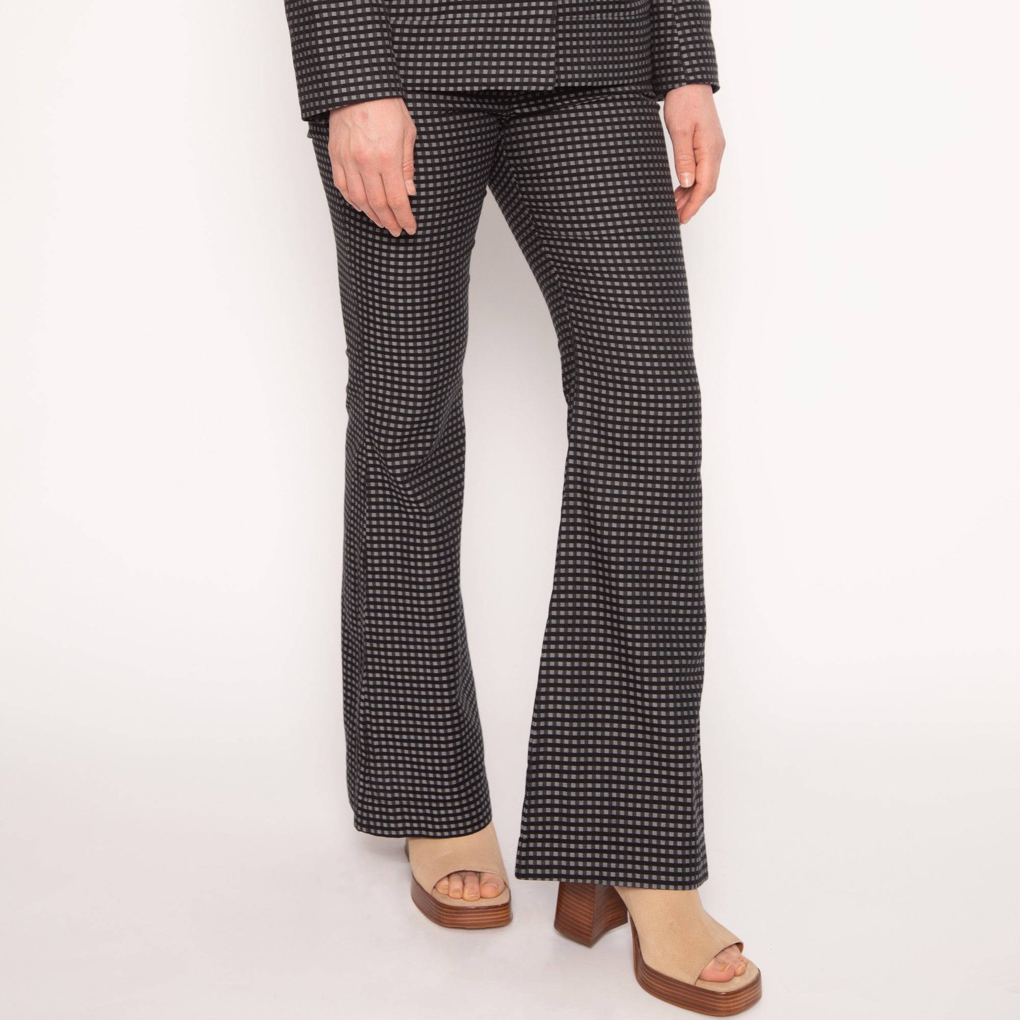  notre pantalon tailleur évasé en coton, avec un motif Vichy gris et noir, une pièce incontournable de la collection NUYHENN. Ce modèle allie confort et élégance, idéal pour rehausser n'importe quelle tenue.

Fabriqué en France, ce pantalon met en avant notre engagement pour une mode éco-responsable, en utilisant des matériaux naturels et durables. Son design classique et raffiné s’adapte à toutes les occasions, que ce soit pour le bureau ou une sortie entre amis.