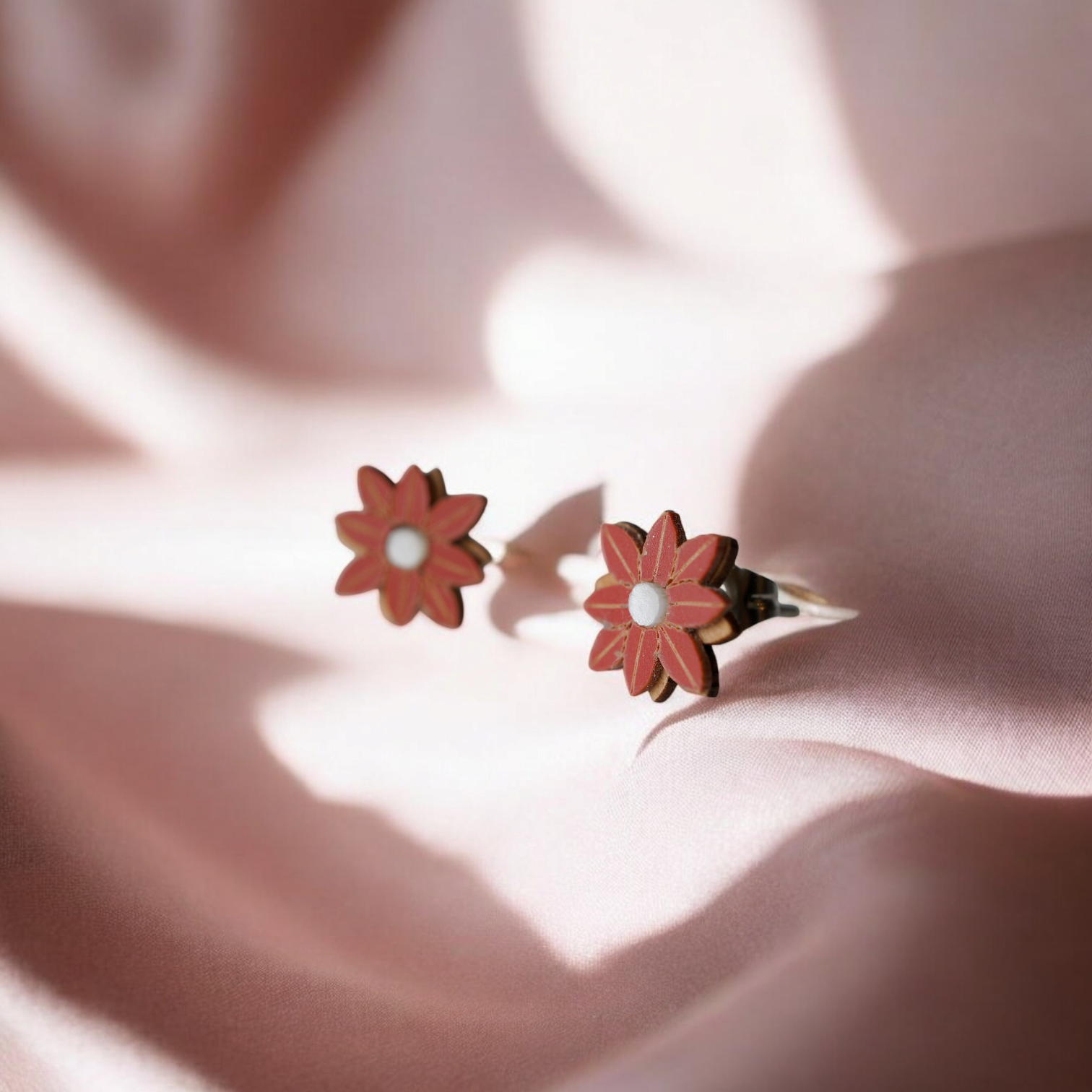 Puce d'oreille pour femme - fleur en bois et plexiglas rouge ~ Jill ~
