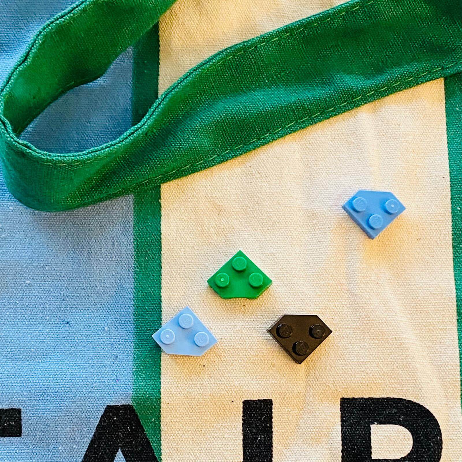 Pin's avec une brique Lego 2x4 - Les Collectionneuses