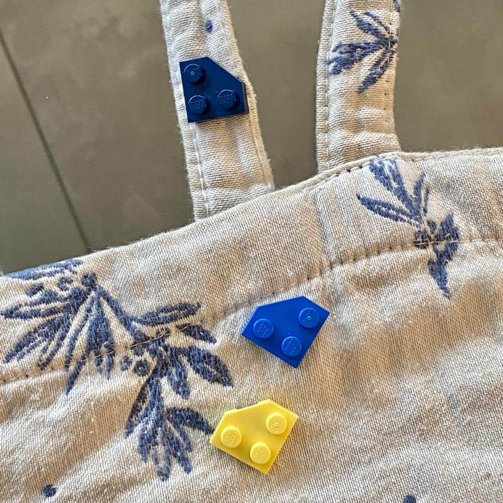 Pin's avec une brique Lego 2x4 - Les Collectionneuses