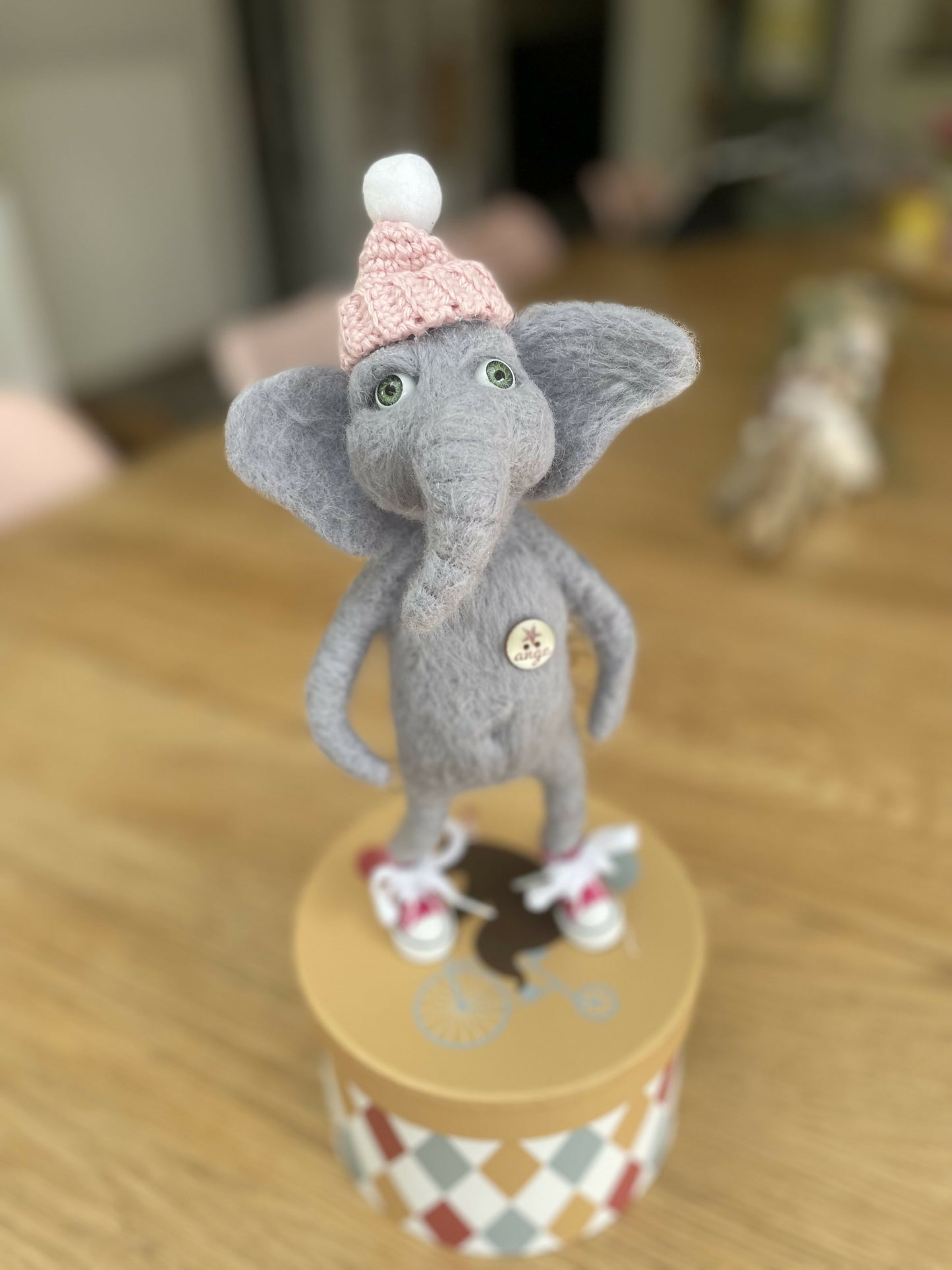 L'éléphant au bonnet rose