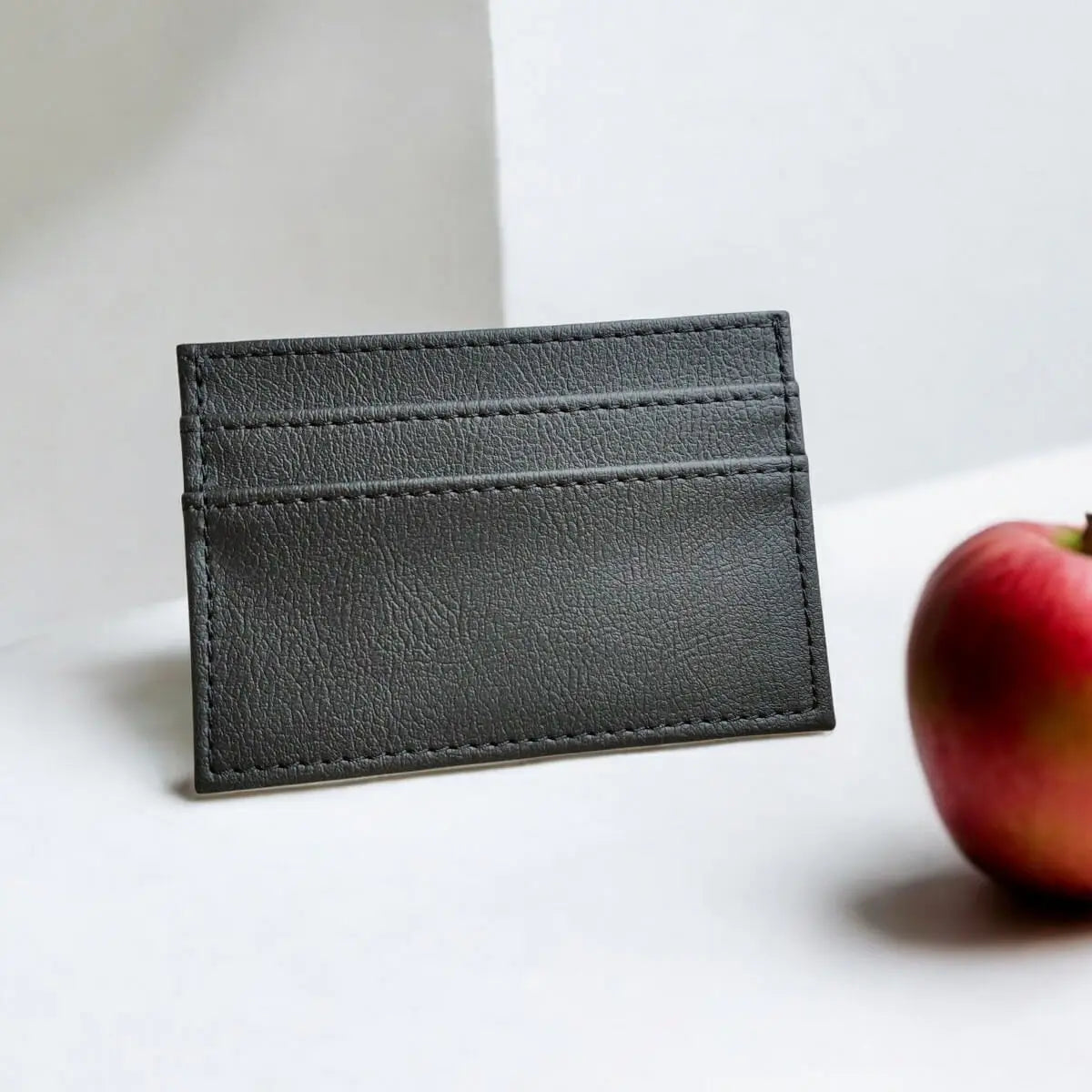 Porte cartes vegan en peau de pomme - Unisexe  Karmyliege Noir