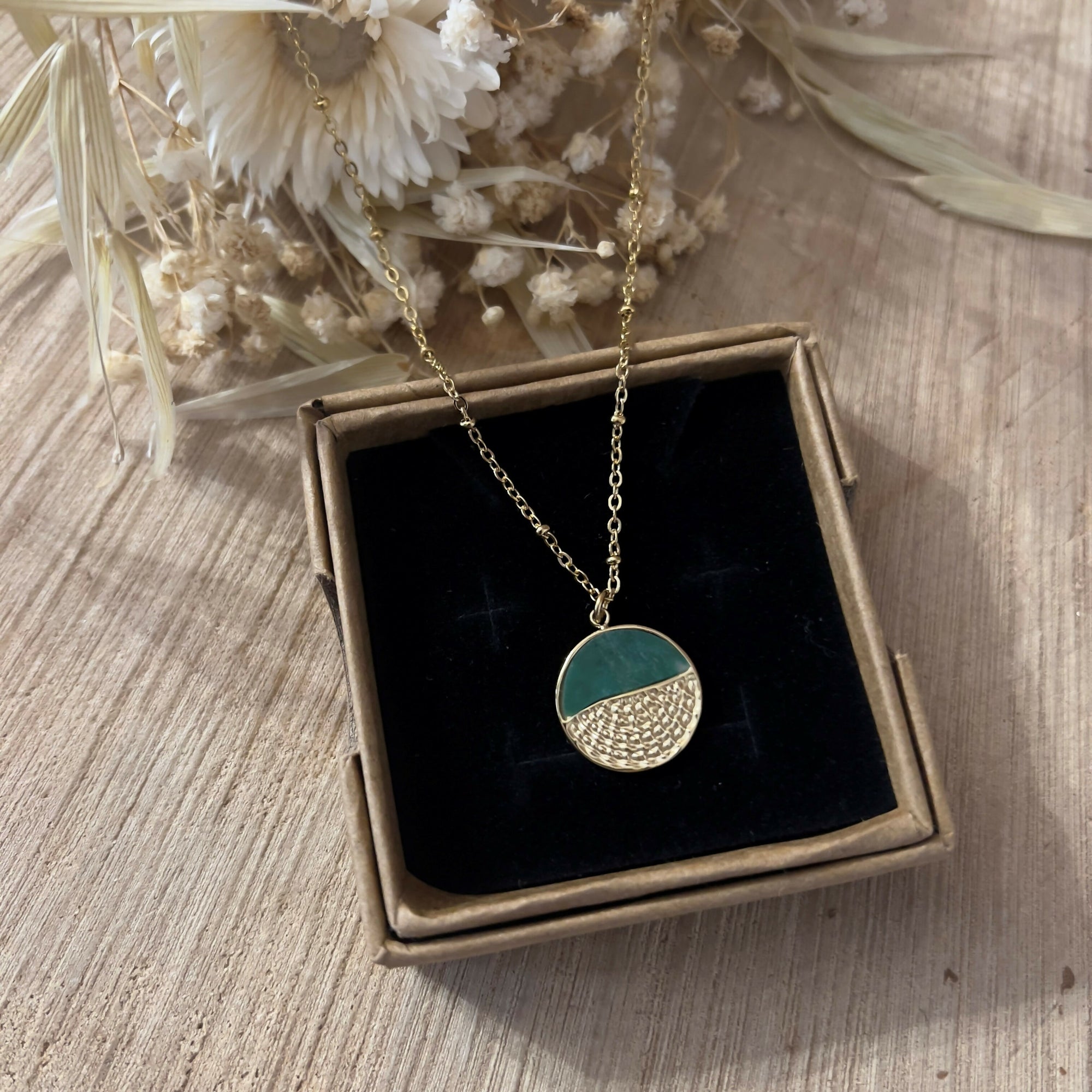 Collier vert doré