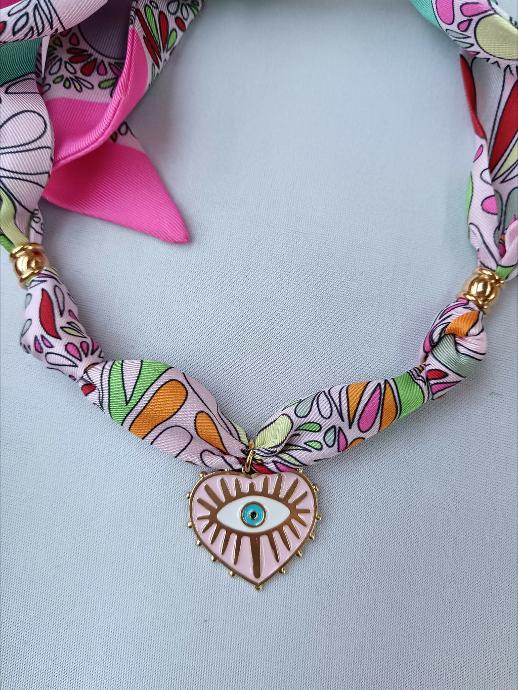 collier foulard rose