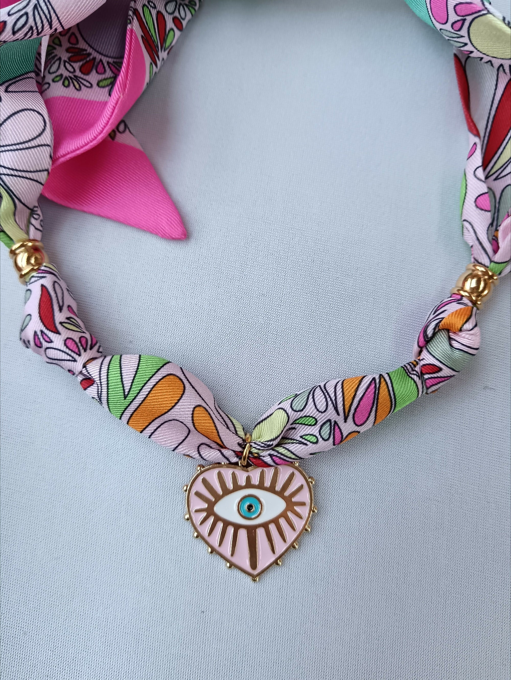collier foulard rose