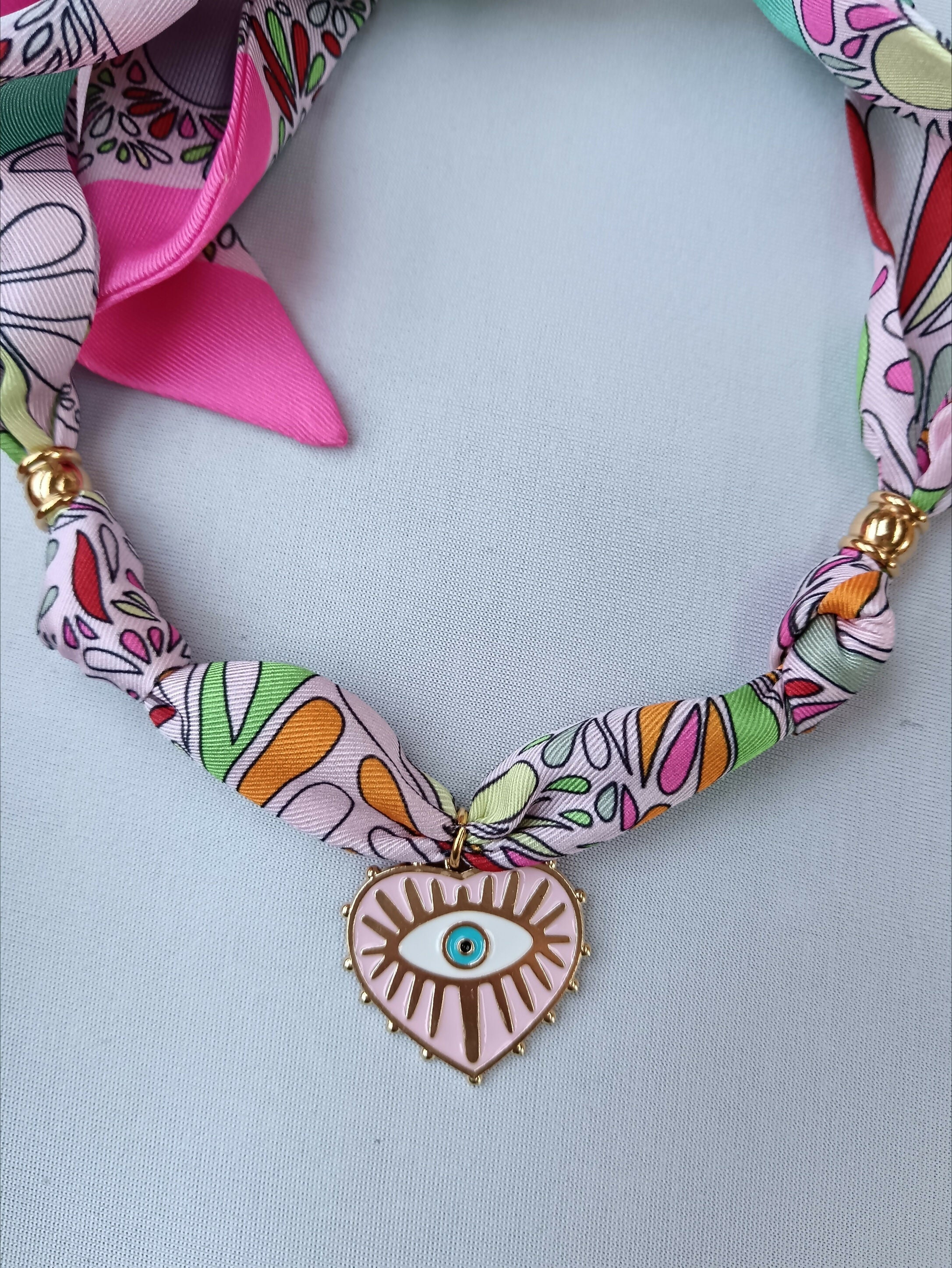 collier foulard rose