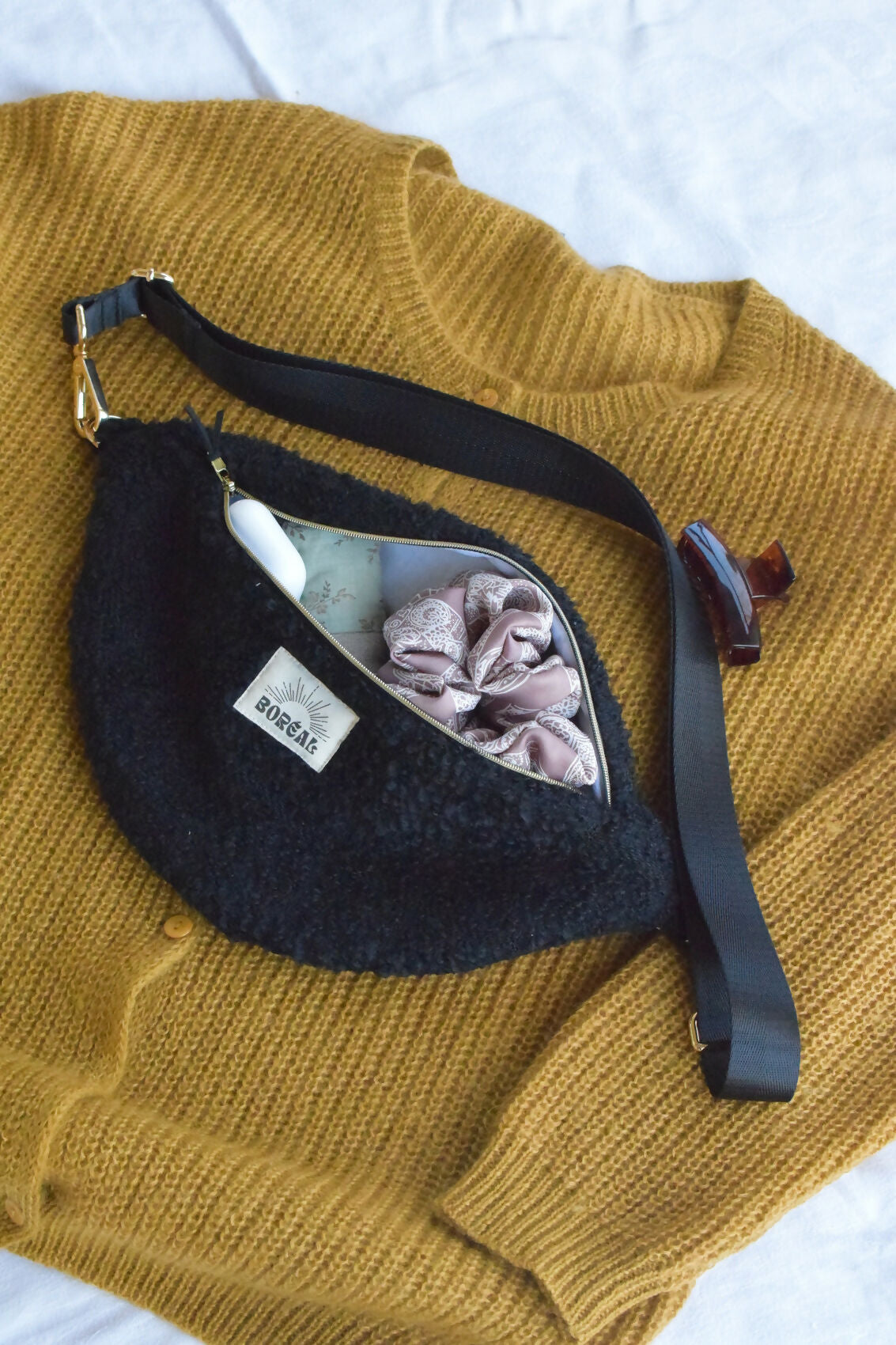 banane-noir-bouclette-moumoute-coton-laine-chic-ethique-artisanale-fait-main-tendance-upcycling