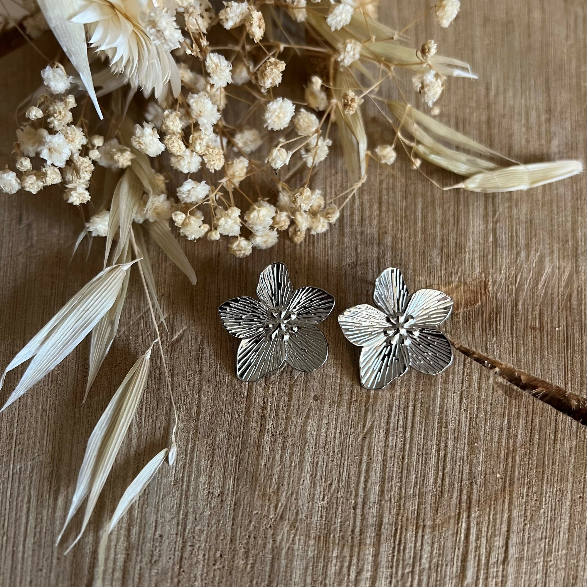 Boucles d'oreilles fleurs argentées
