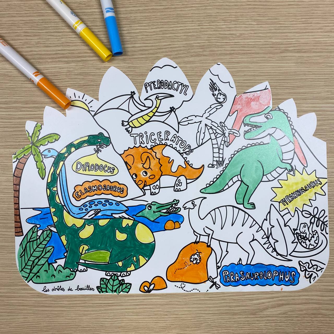 Coloriage sur le thème des dinosaures avec des feutres 