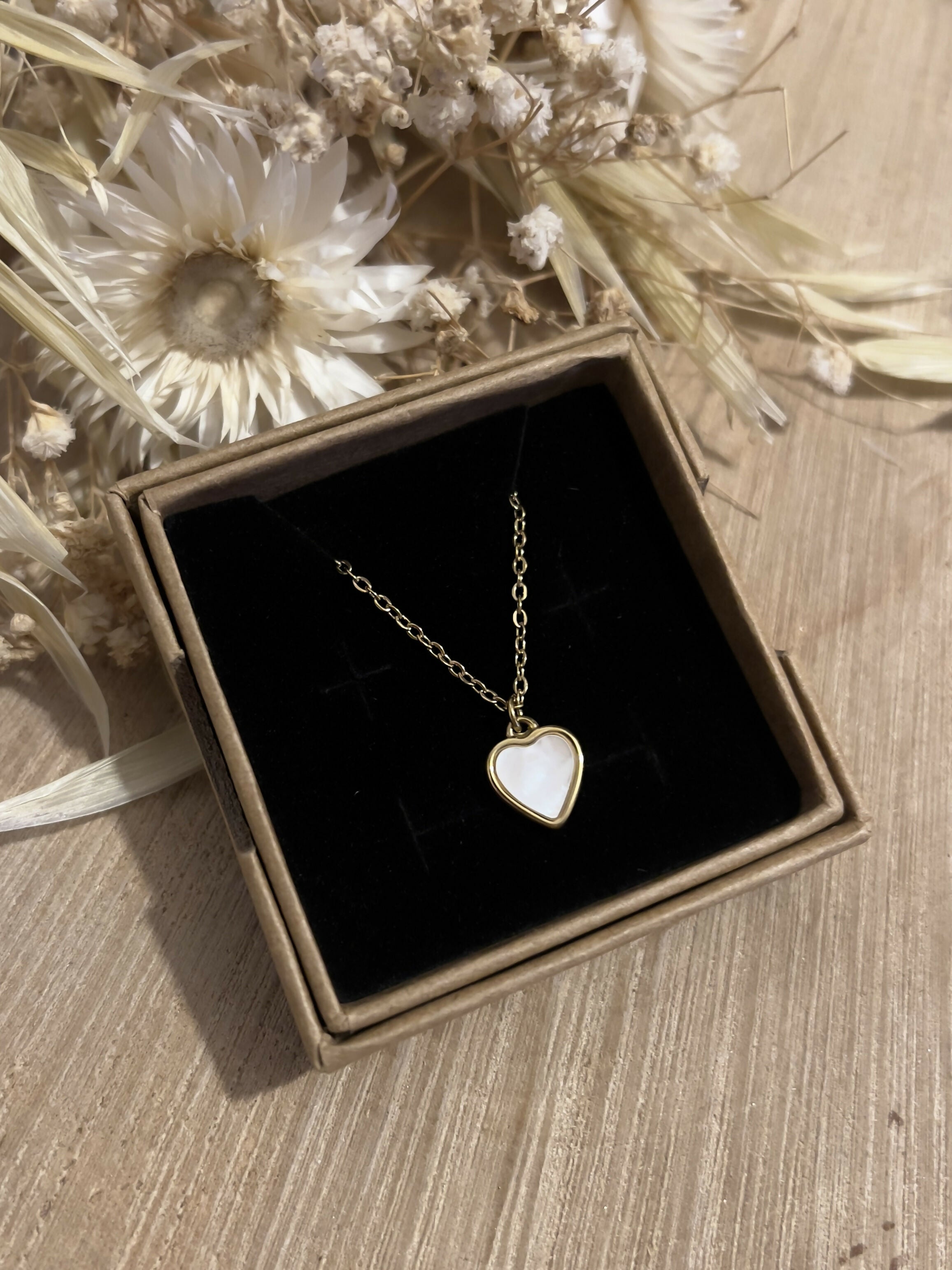 Natural mother-of-pearl small heart necklace