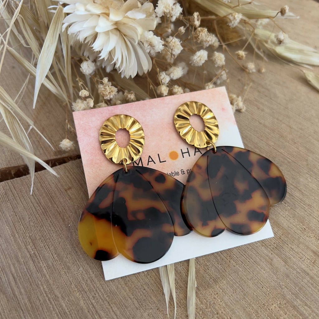 3-petal beige brown stud earring