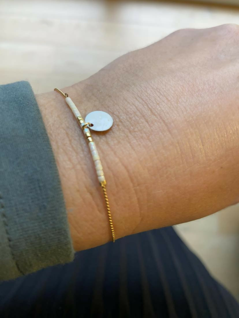 bracelet iris sequin blanc porté