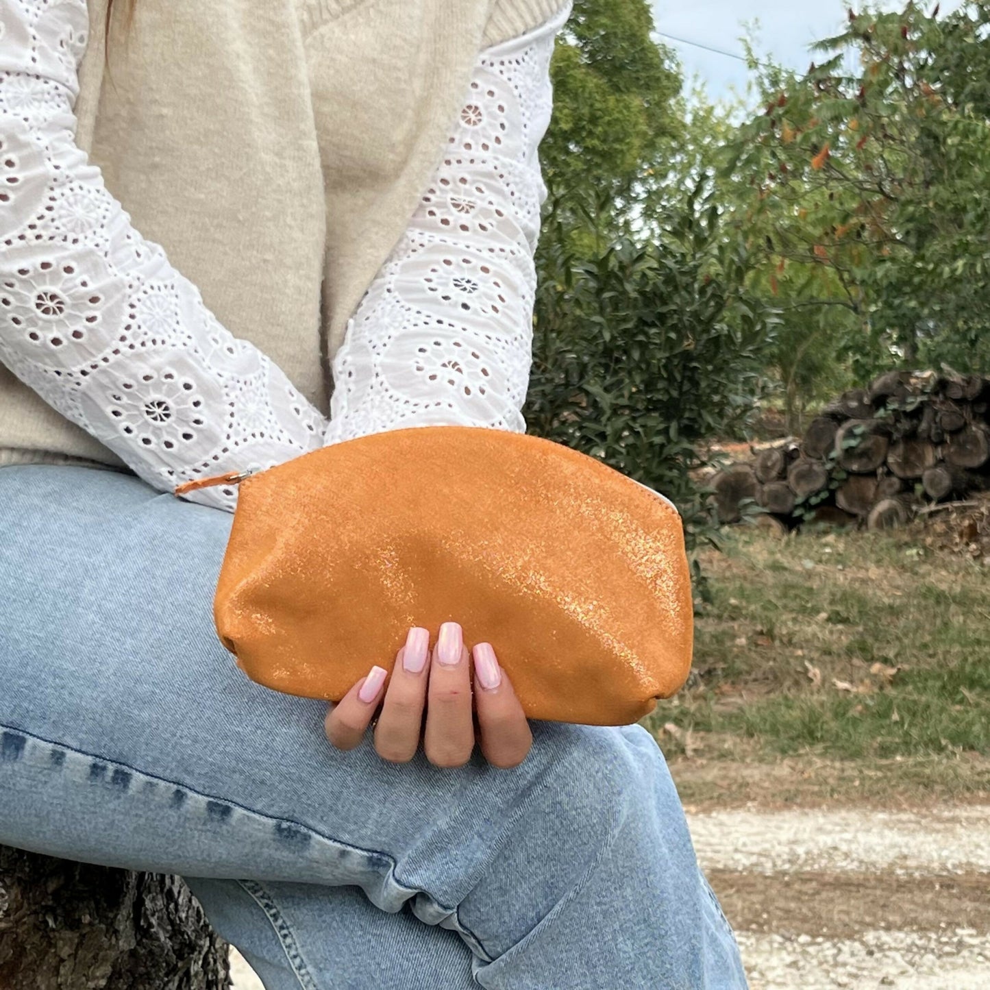 maxi-trousse-a-tresors-en-cuir-paillete-orange-cuivre-scaled