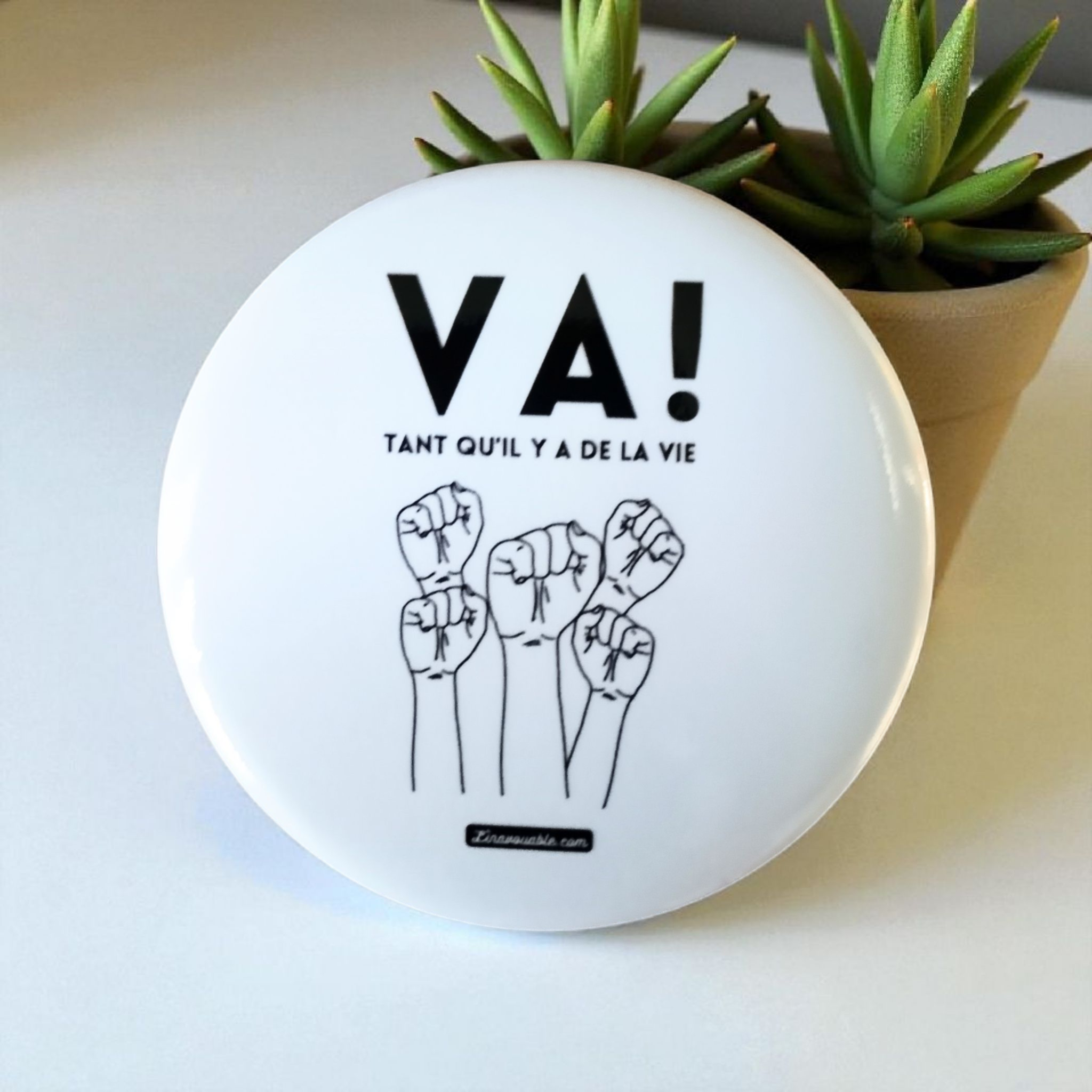 BADGE "VA! TANT QU'IL Y A DE LA VIE" Texte
