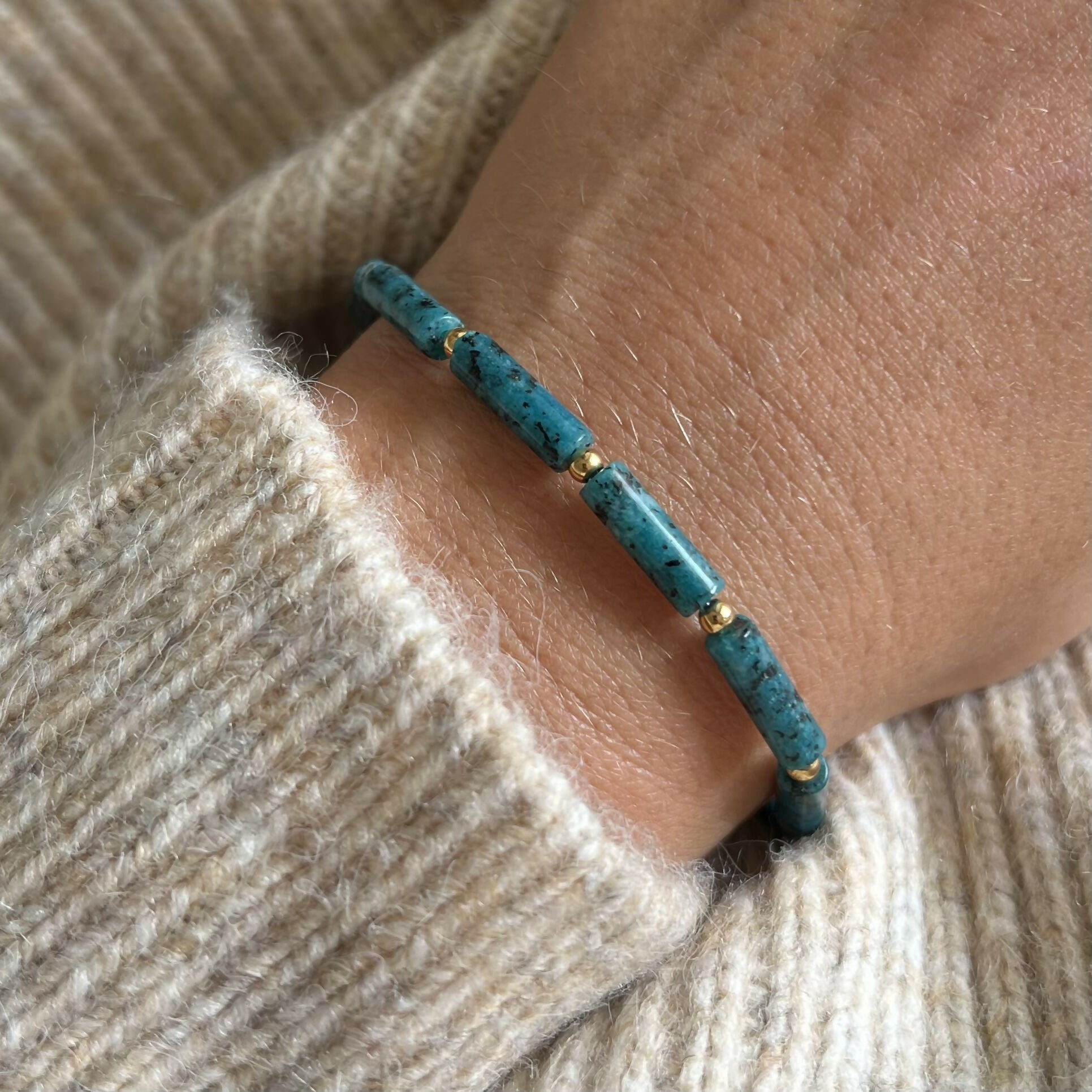 Bracelet en turquoise africaine & ses petites perles dorées