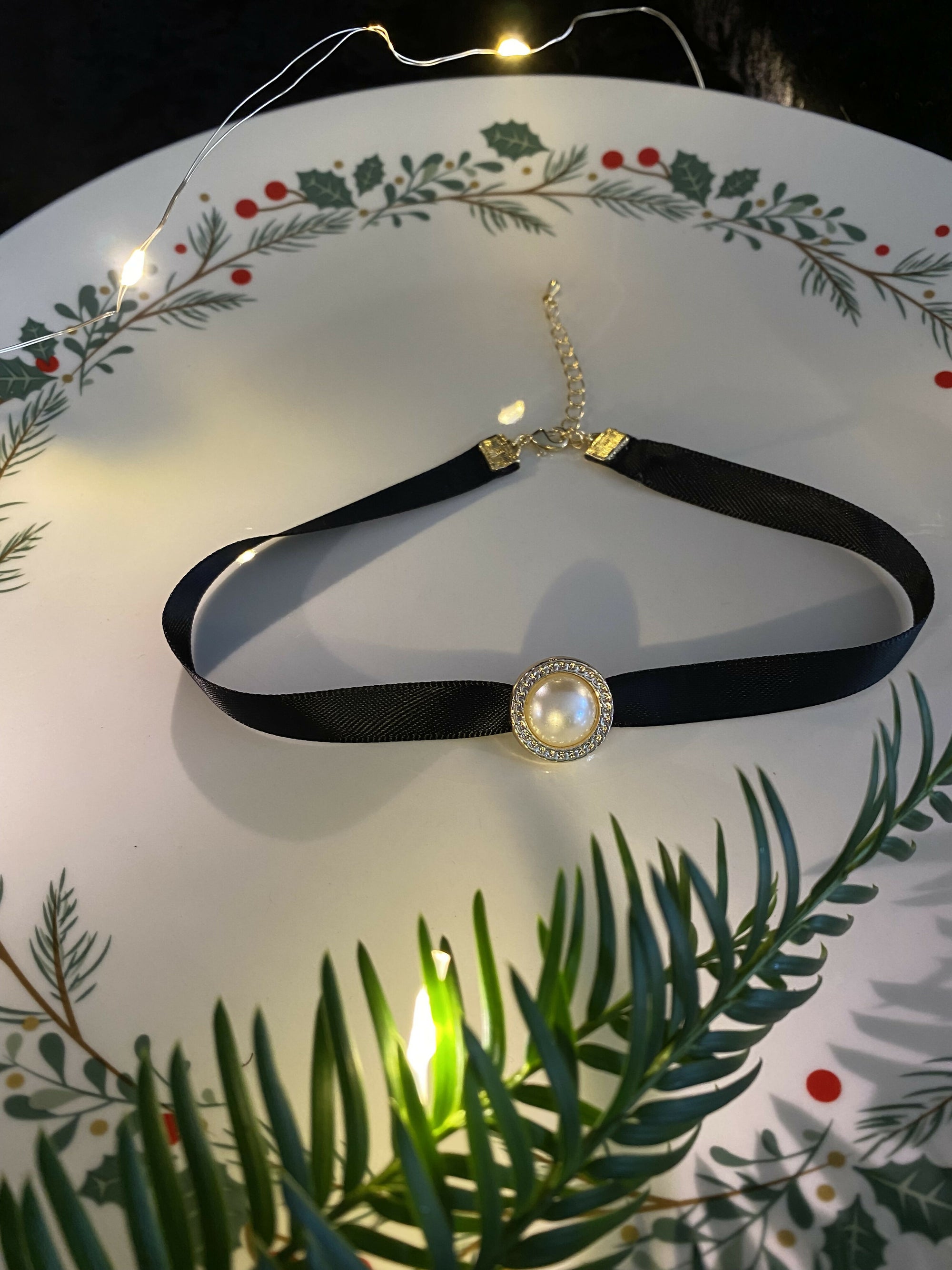 Collier choker/ras-de-cou ruban satin noir - Bouton nacré