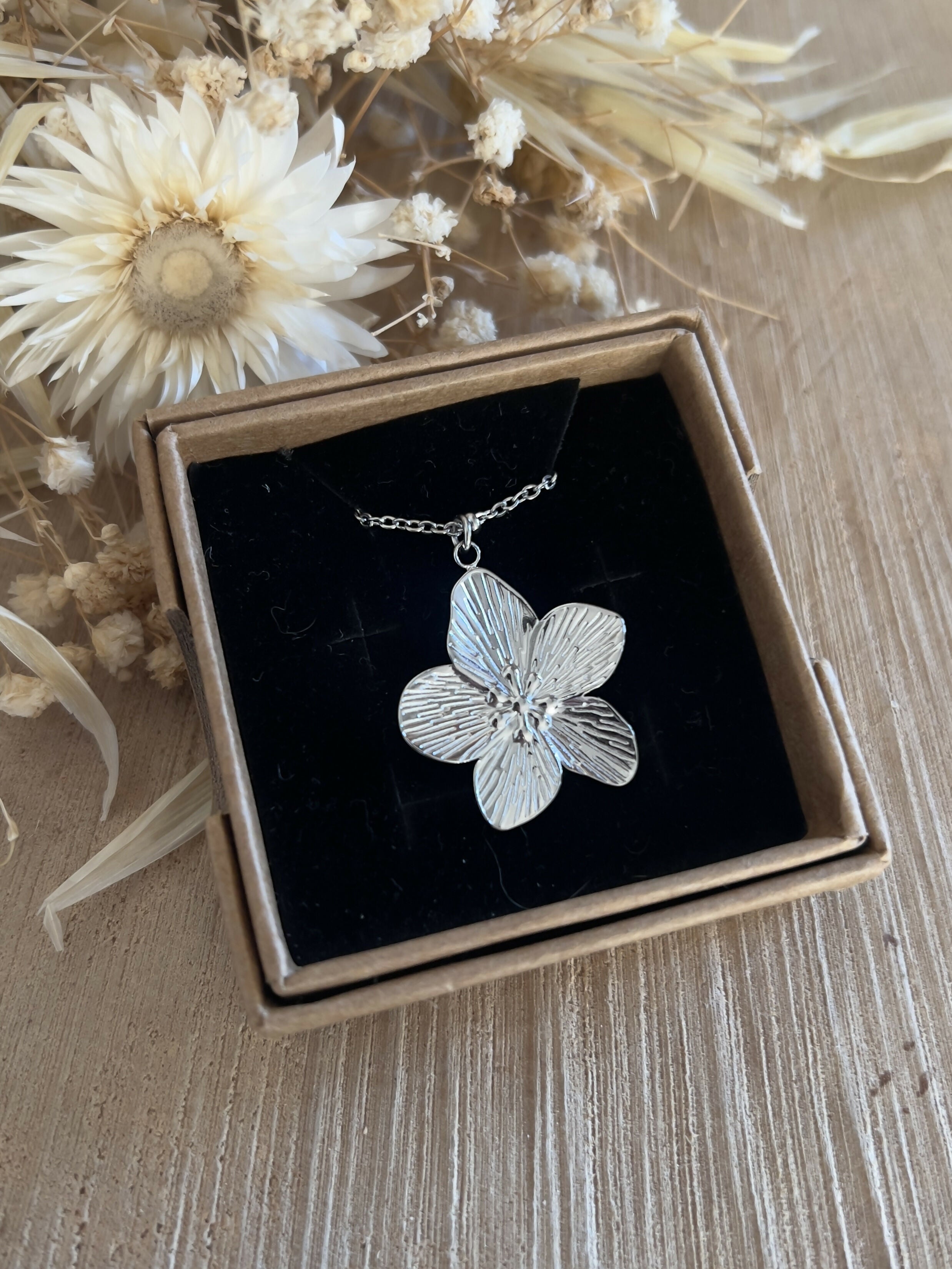 Silver-plated necklace with flower