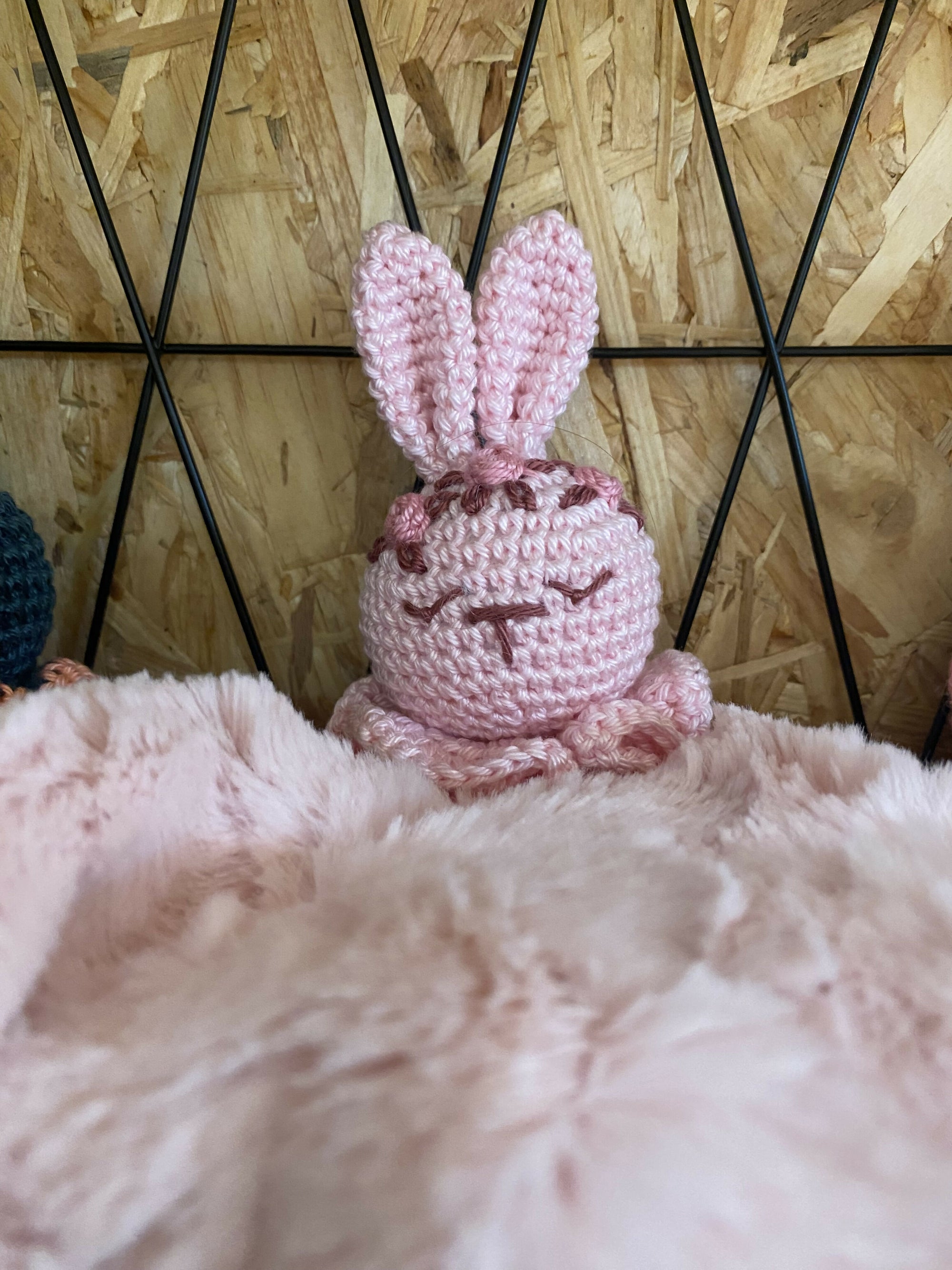 lapin tout fourrure rose 