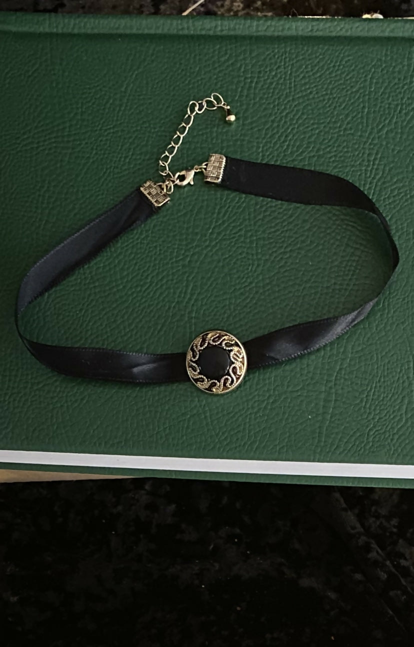 Collier choker/ras-de-cou ruban satin noir - bouton large or et noir