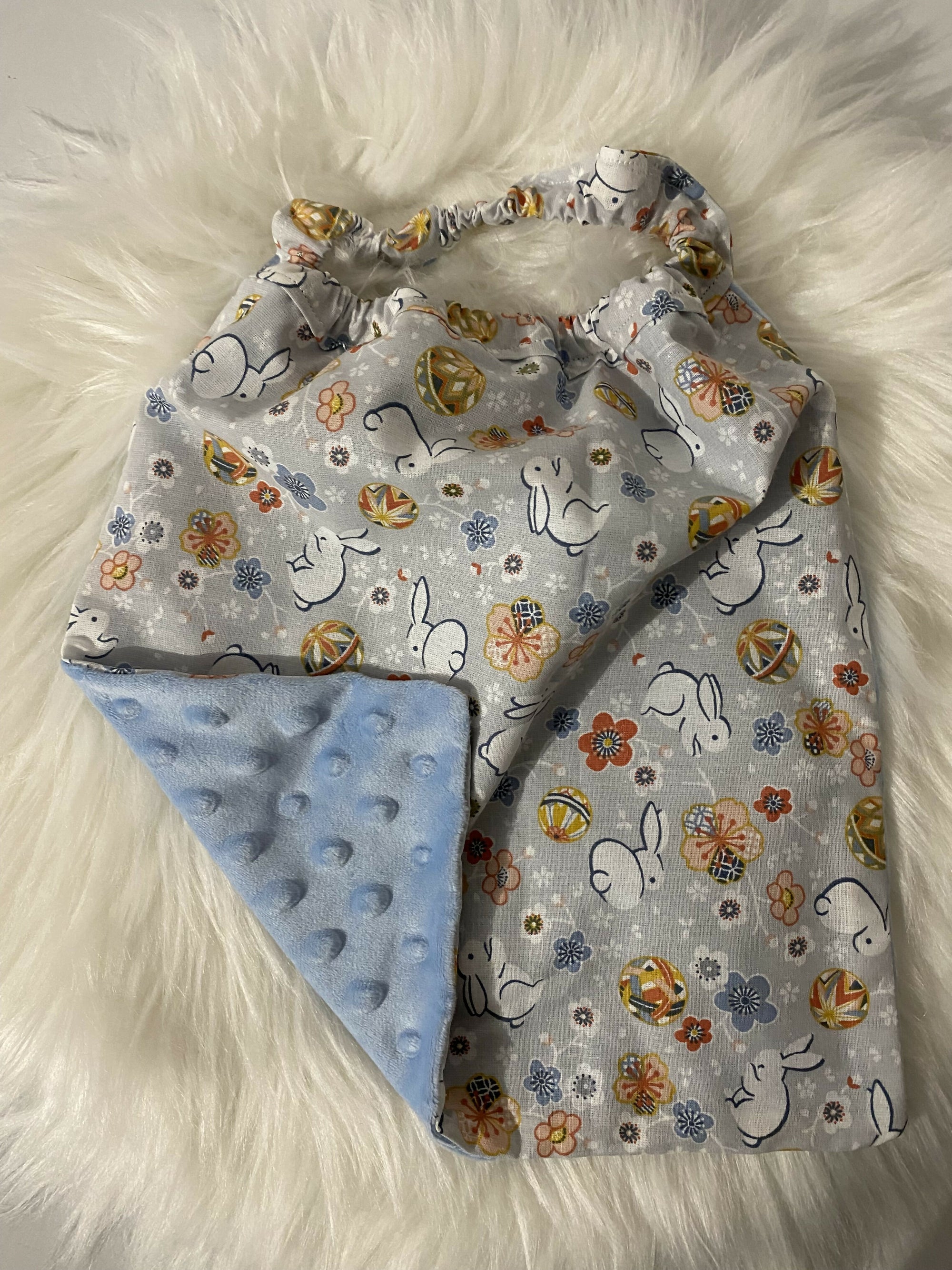BAVOIR MATERNELLE LAPIN BLEU MINKY1