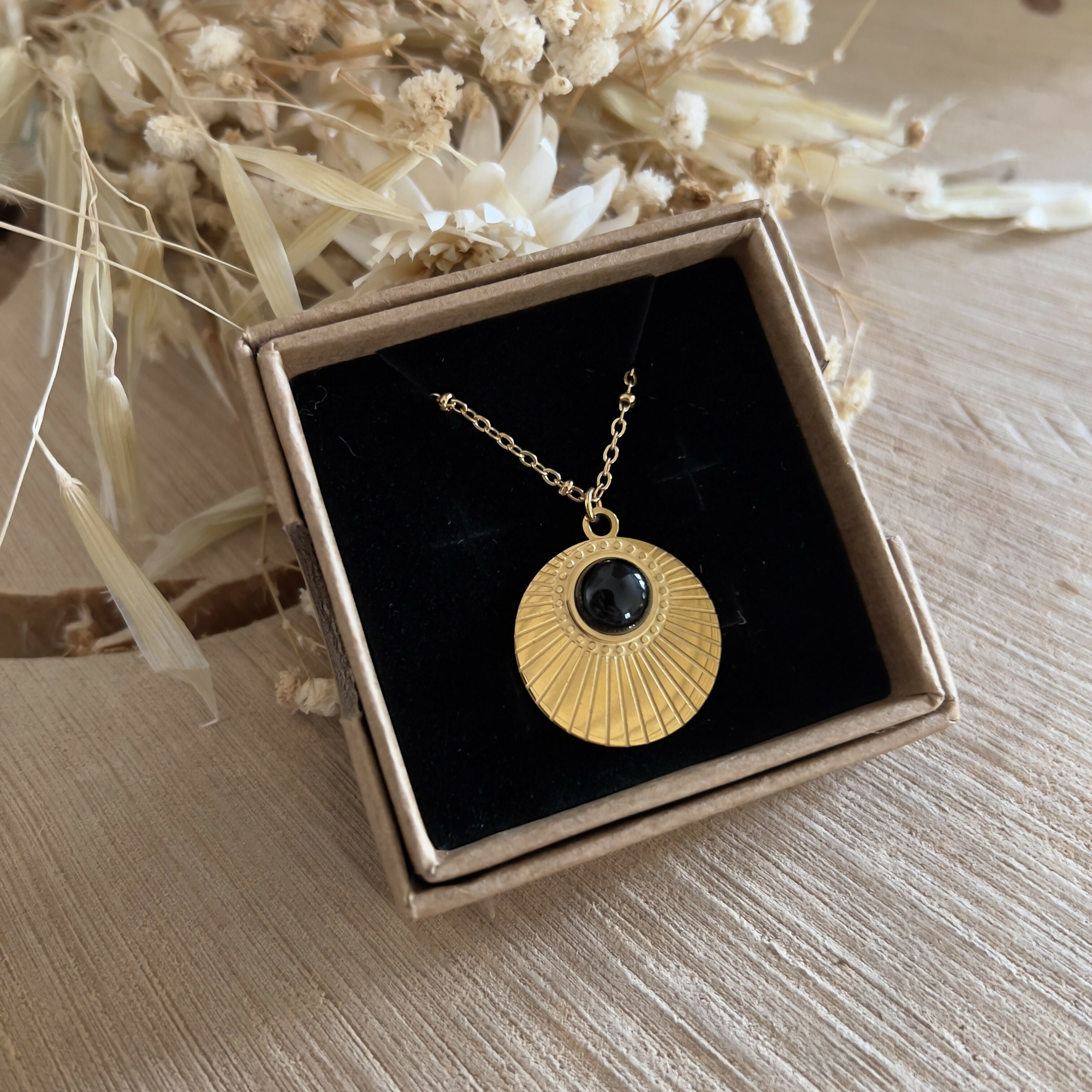 Black onyx necklace & its striated sun