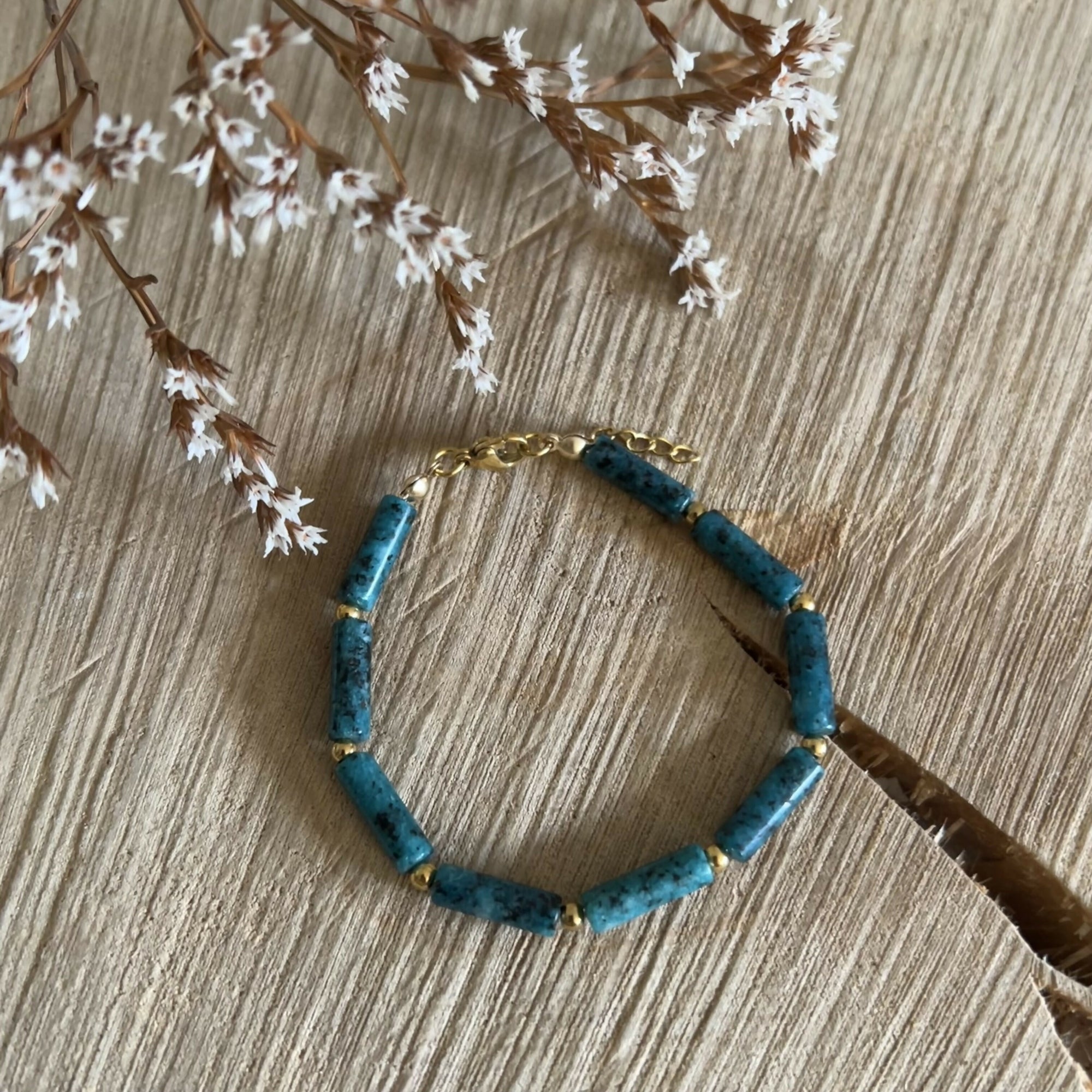 Bracelet en turquoise africaine & ses petites perles dorées