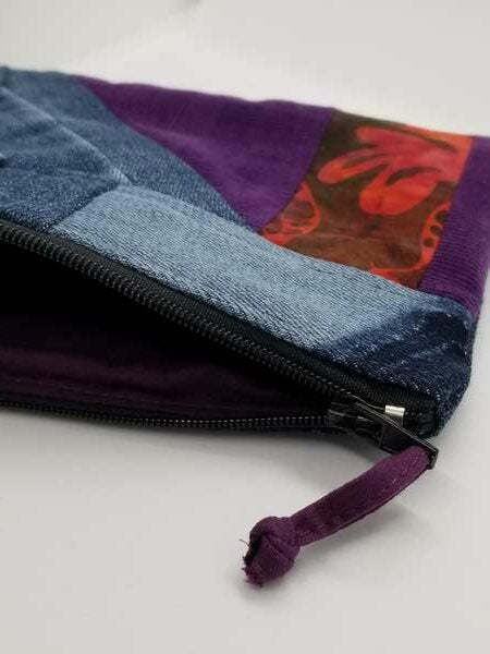 Petite pochette upcycling - Jean, velours, batik