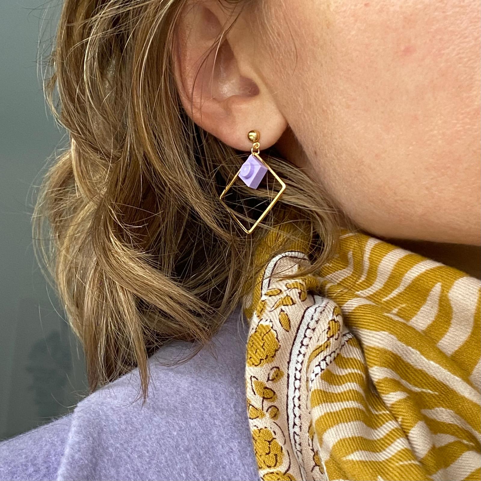 Boucles d'oreilles pendantes colorées avec un mini Lego - Les Charmeuses
